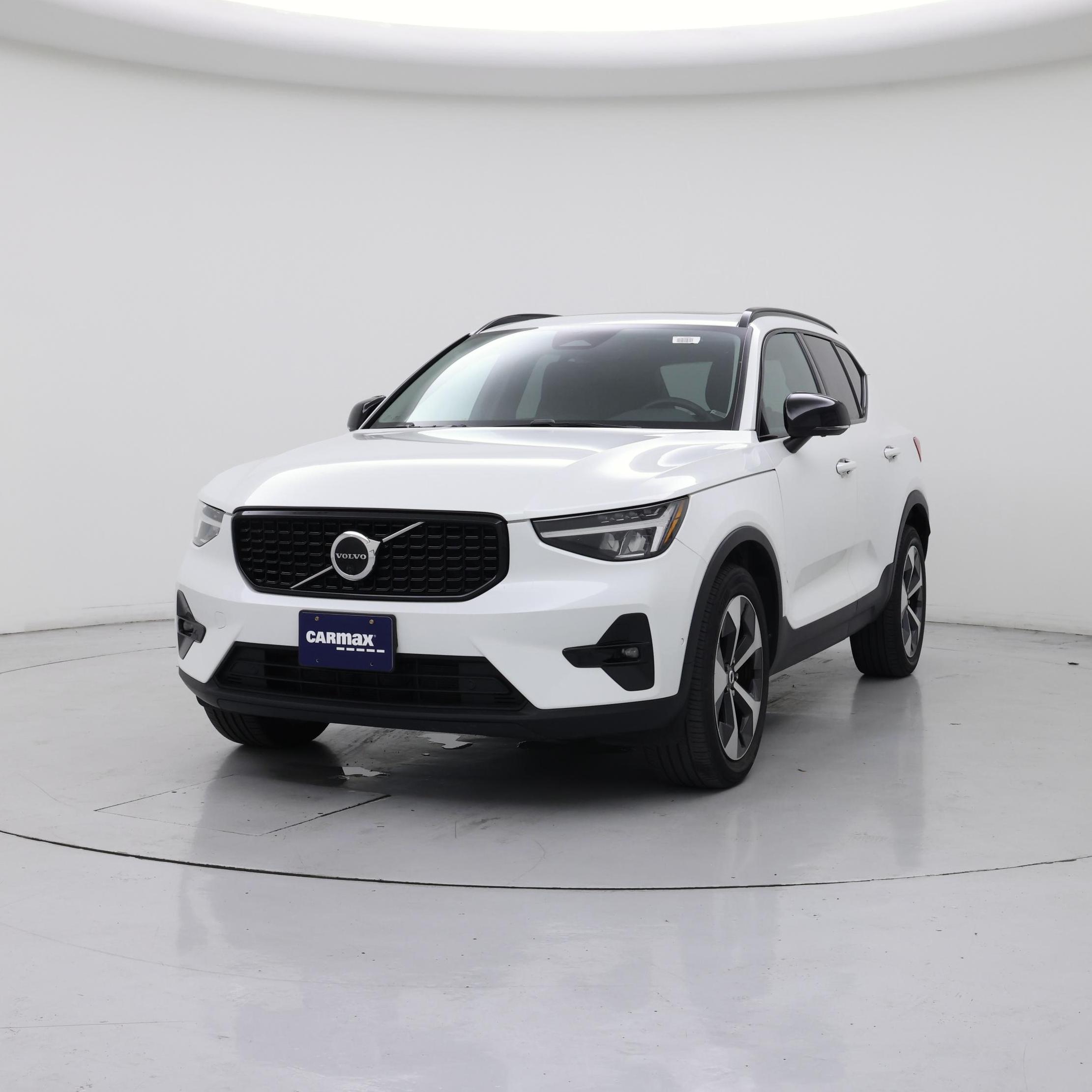Thumbnail: 2023 Volvo XC40 - 4