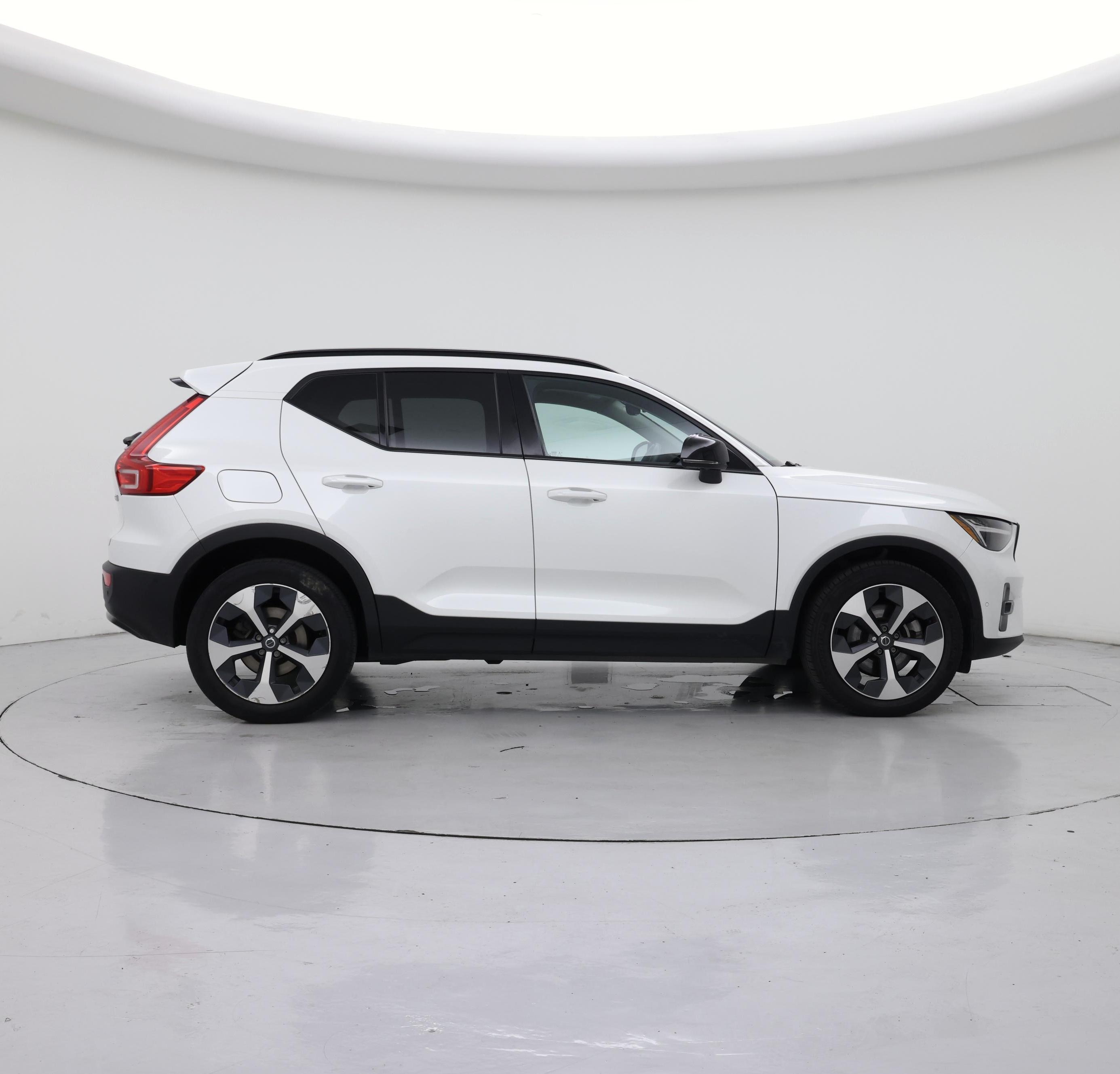 Thumbnail: 2023 Volvo XC40 - 7