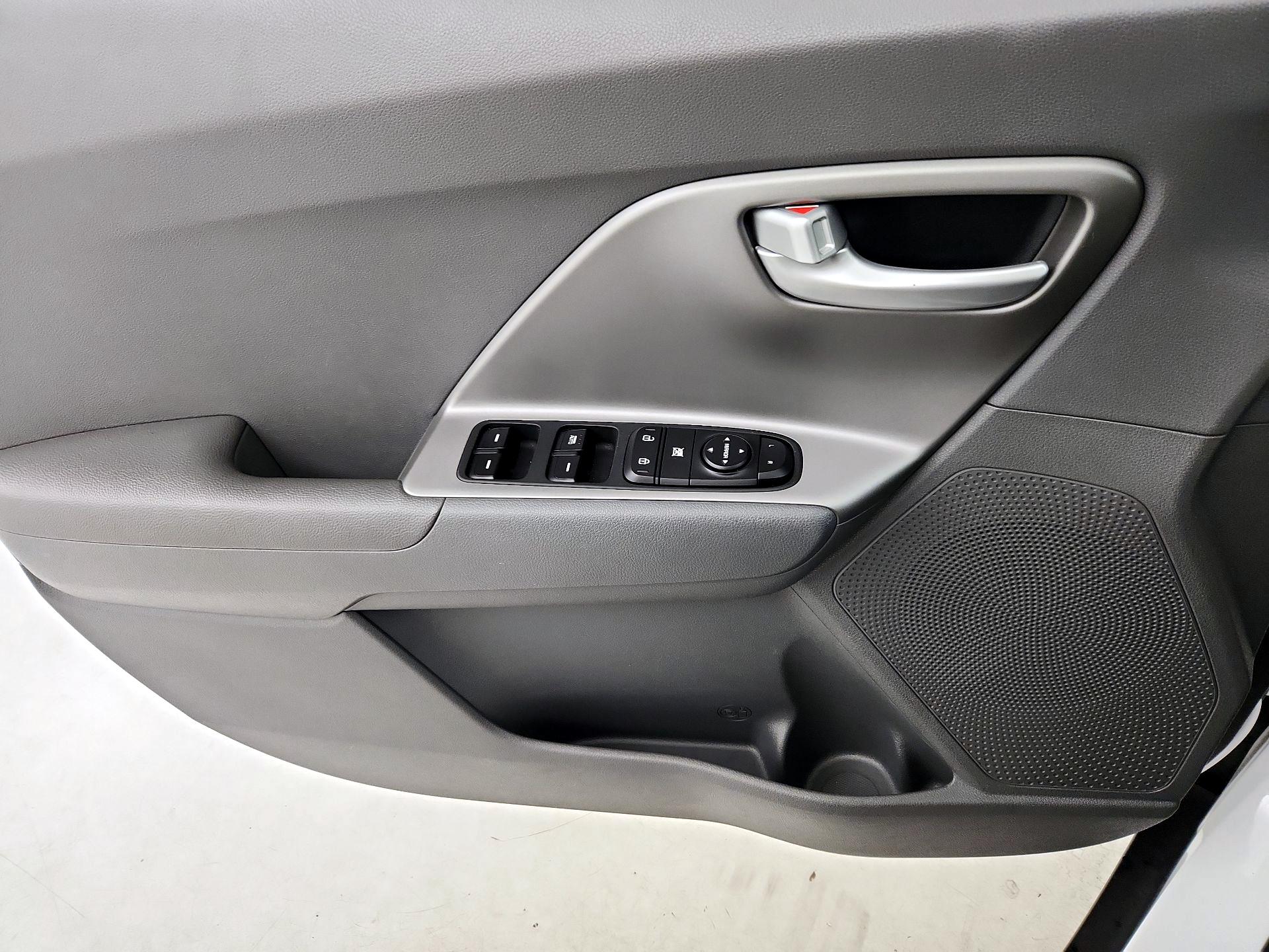 Thumbnail: 2018 Kia Niro - 12
