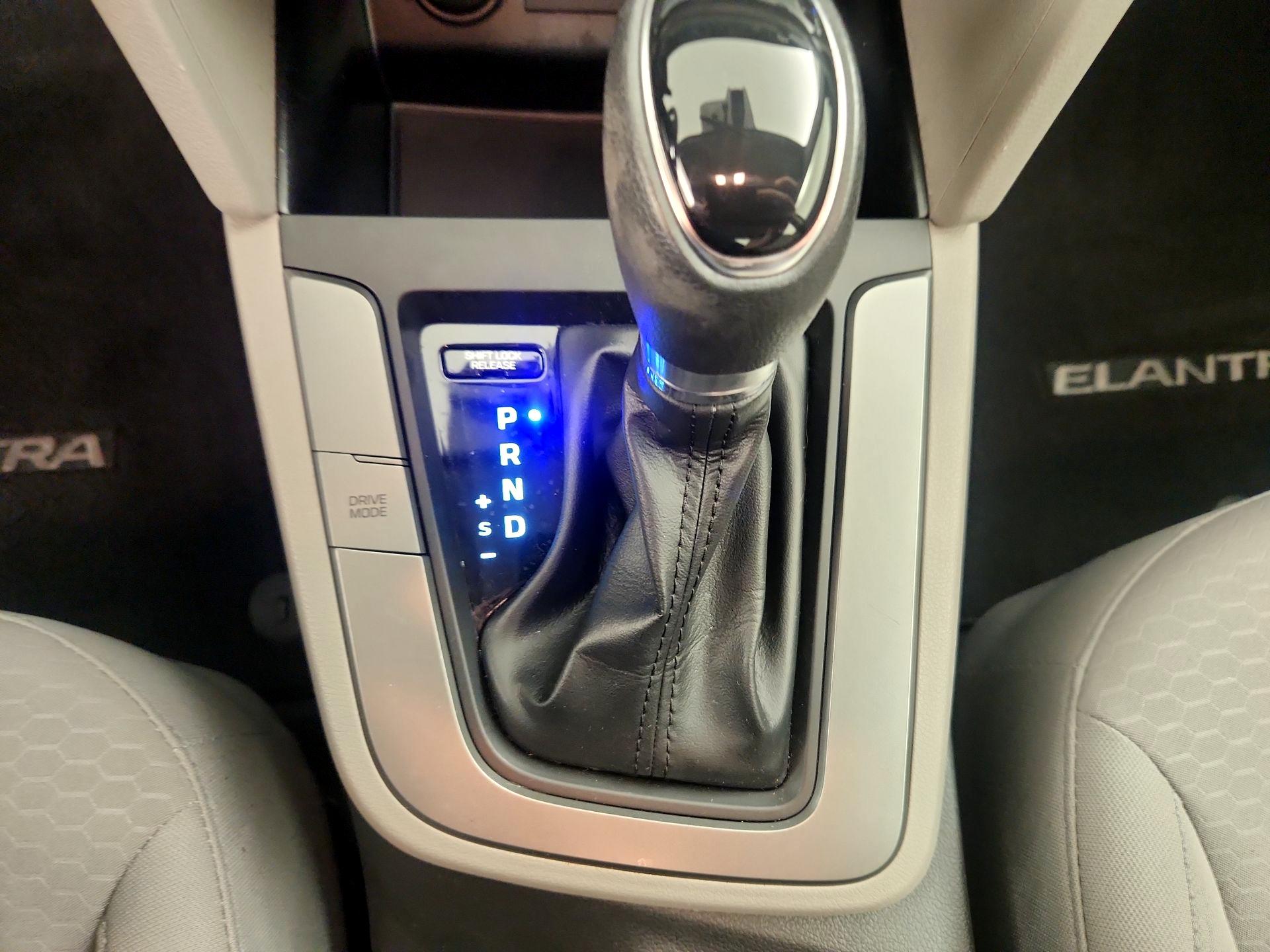 Thumbnail: 2020 Hyundai Elantra - 17