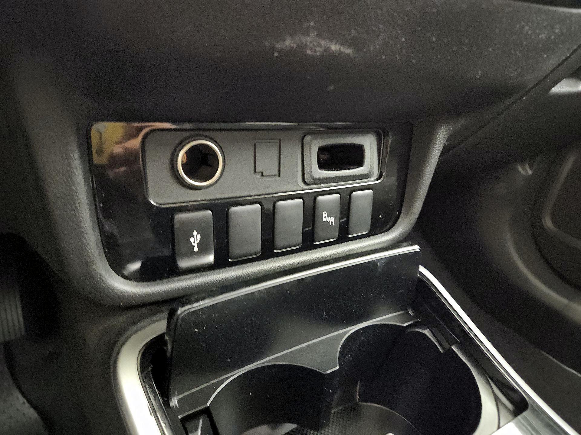 Thumbnail: 2019 Mitsubishi Outlander - 17
