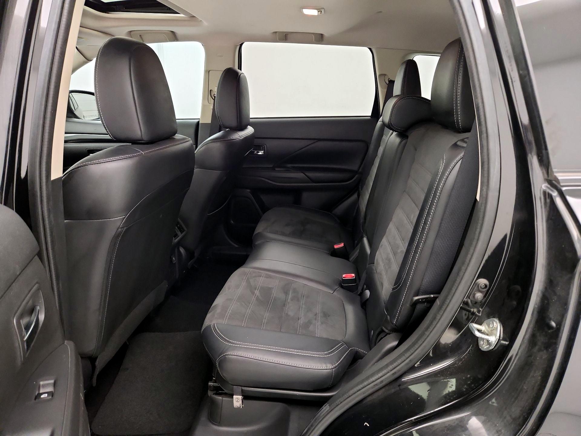 Thumbnail: 2019 Mitsubishi Outlander - 19