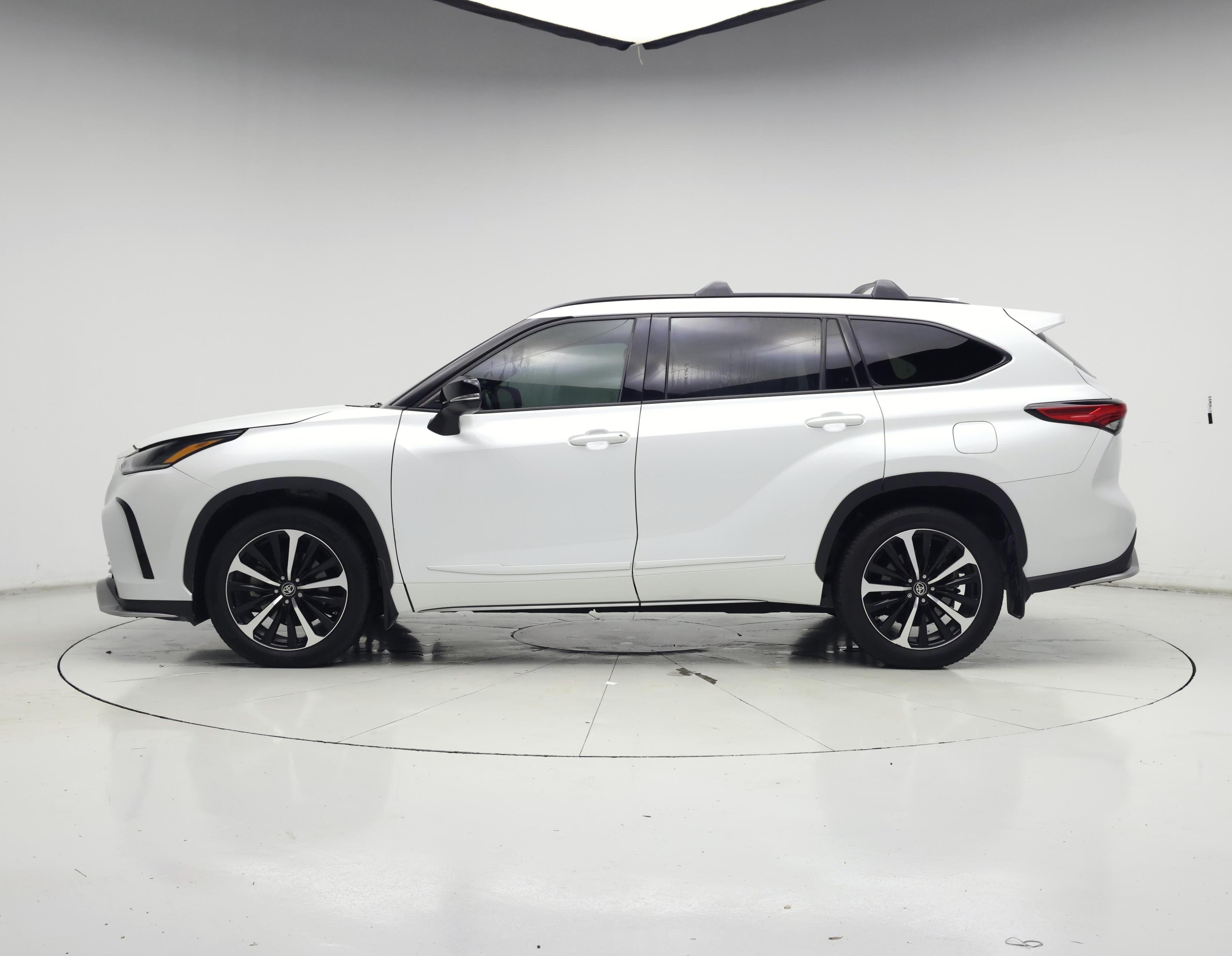 Thumbnail: 2022 Toyota Highlander - 3