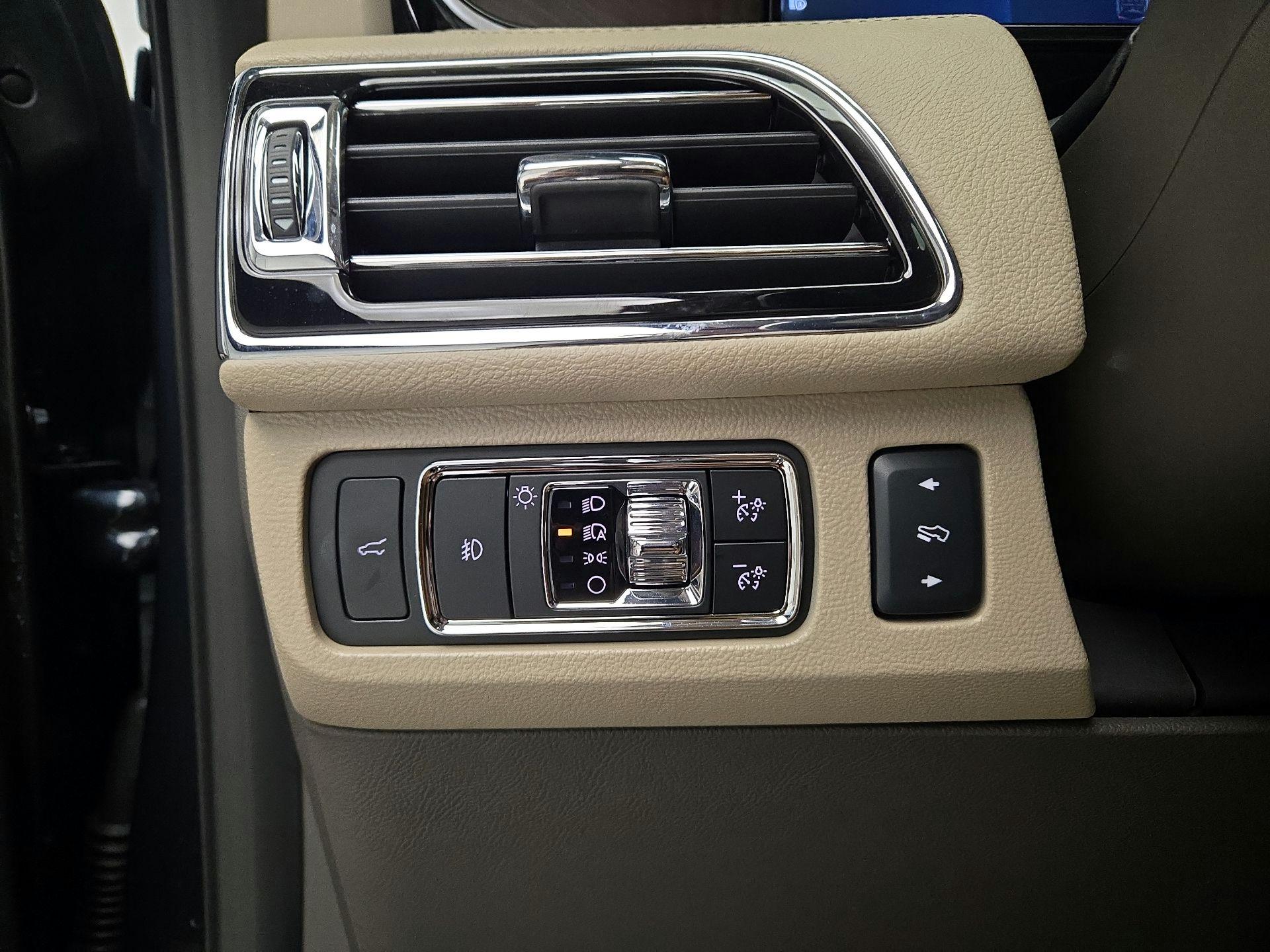 Thumbnail: 2024 Lincoln Navigator L - 13