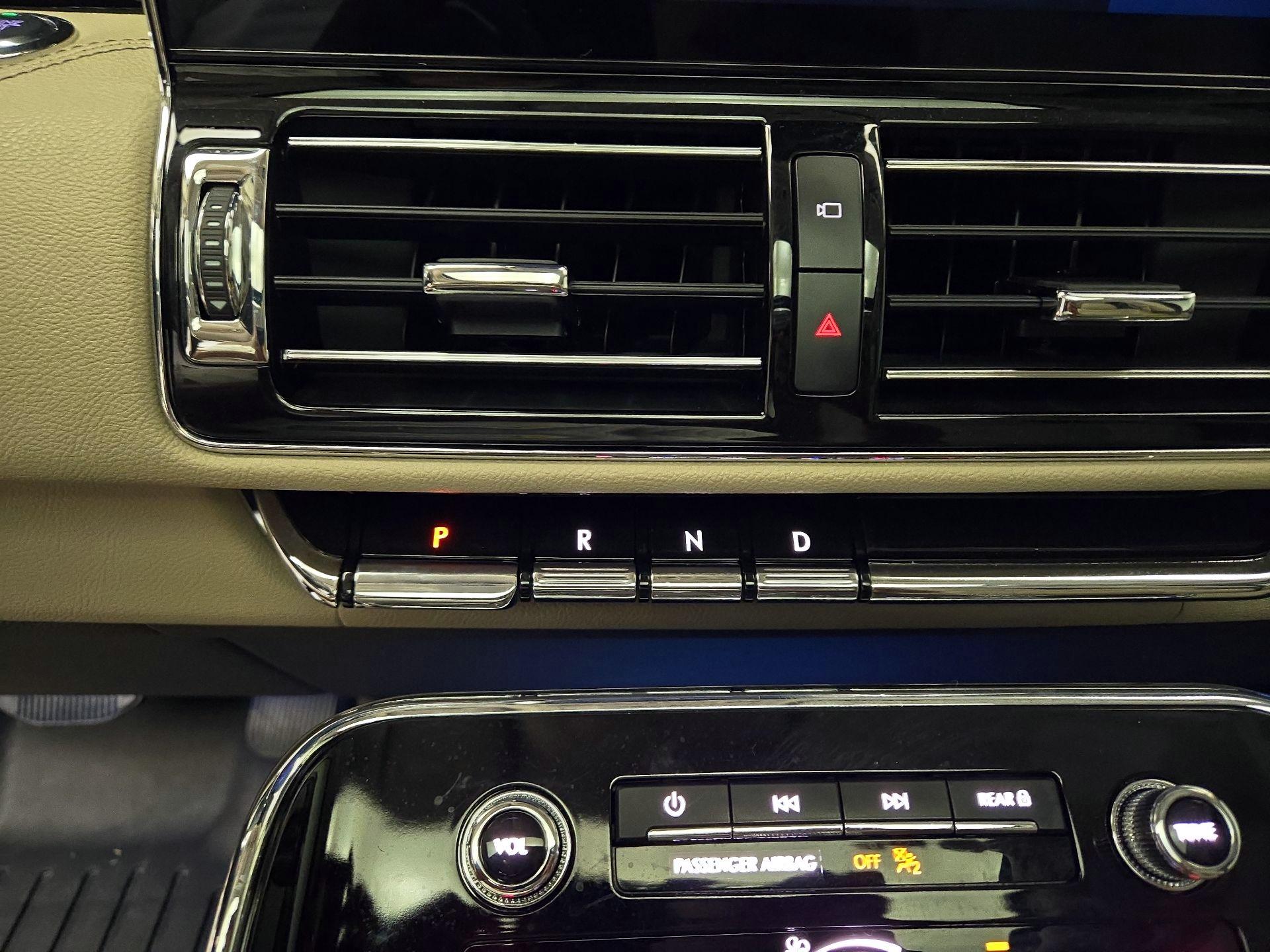 Thumbnail: 2024 Lincoln Navigator L - 18