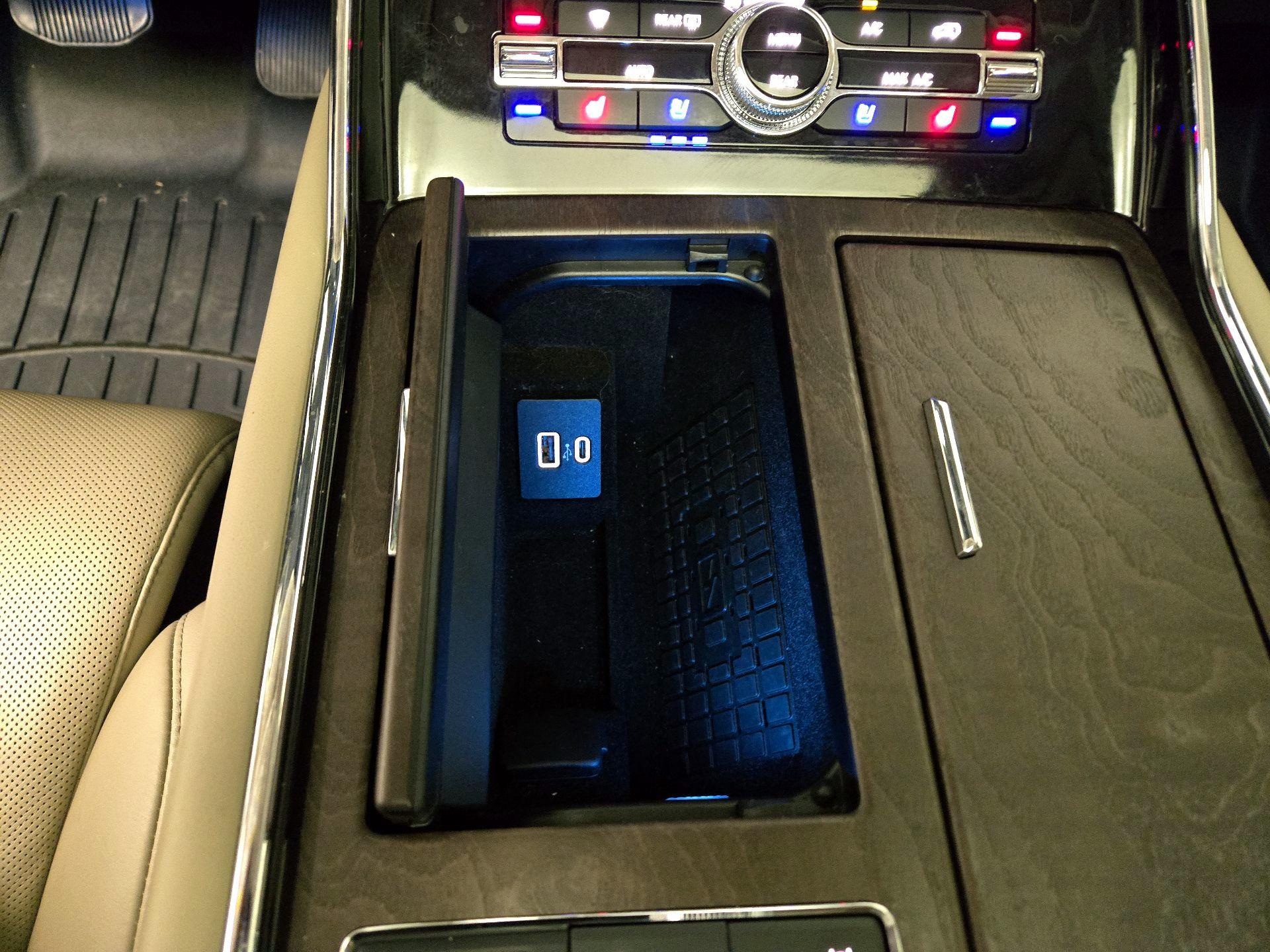 Thumbnail: 2024 Lincoln Navigator L - 19