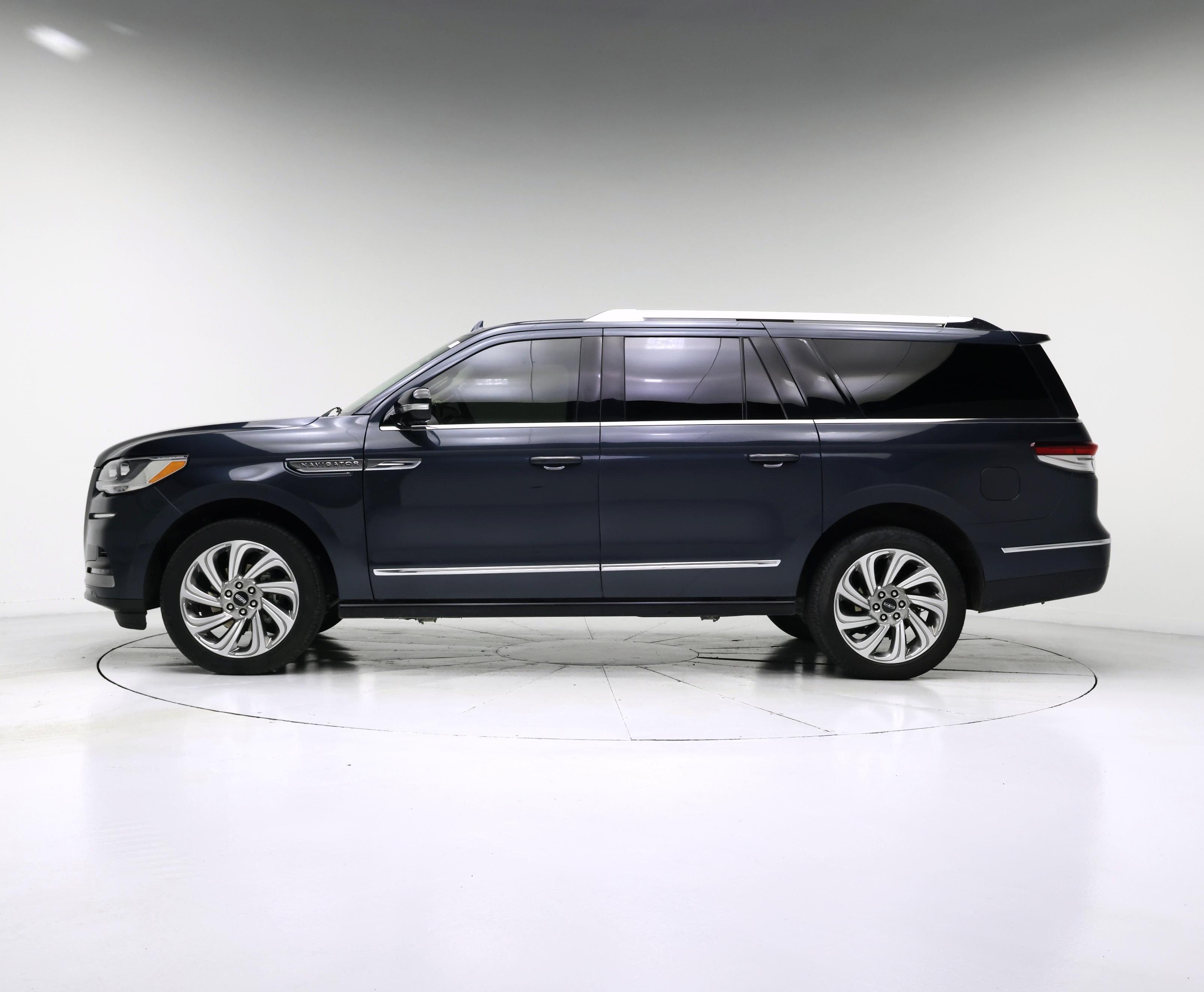Thumbnail: 2024 Lincoln Navigator L - 3