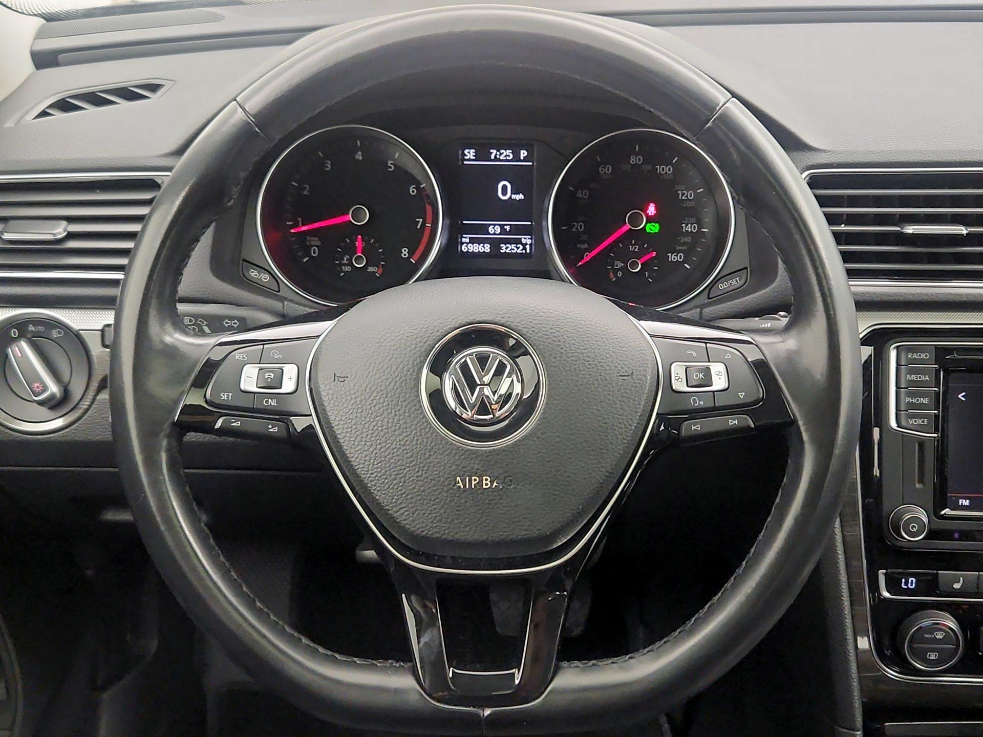 Thumbnail: 2018 Volkswagen Passat - 10