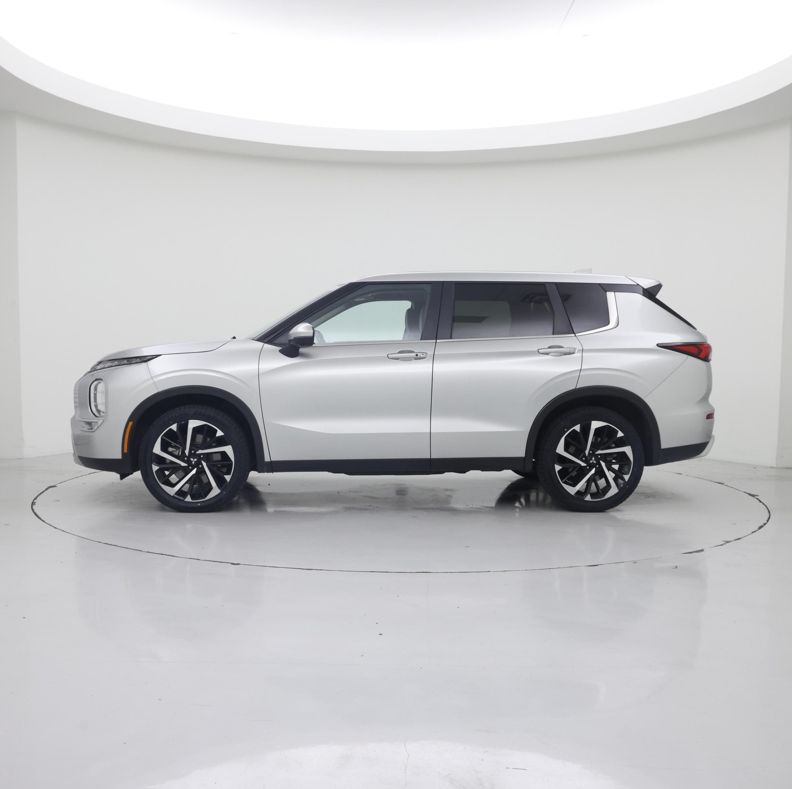 Thumbnail: 2023 Mitsubishi Outlander - 3