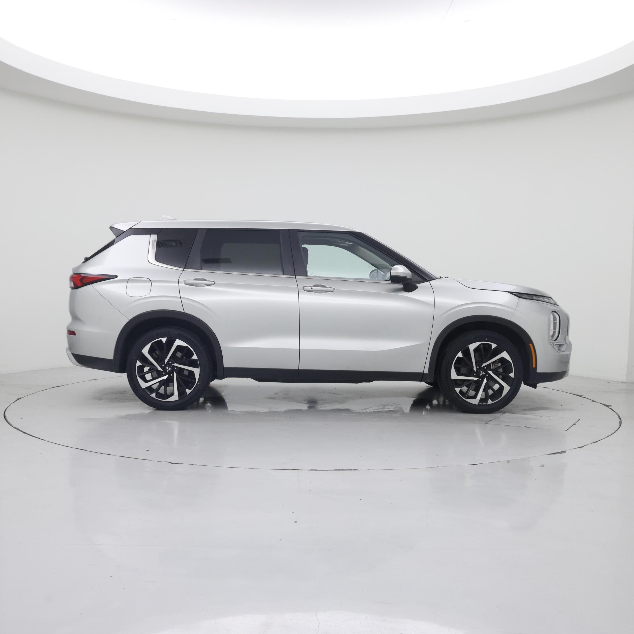 Thumbnail: 2023 Mitsubishi Outlander - 7