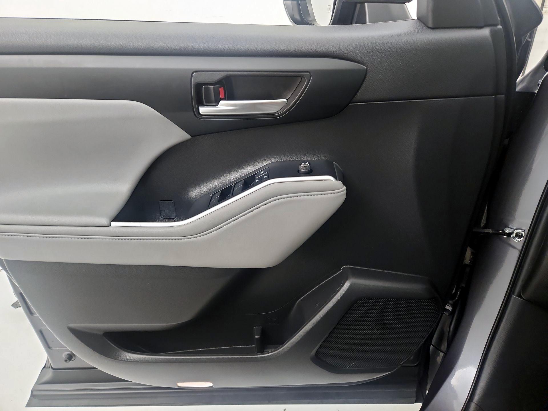Thumbnail: 2021 Toyota Highlander - 12