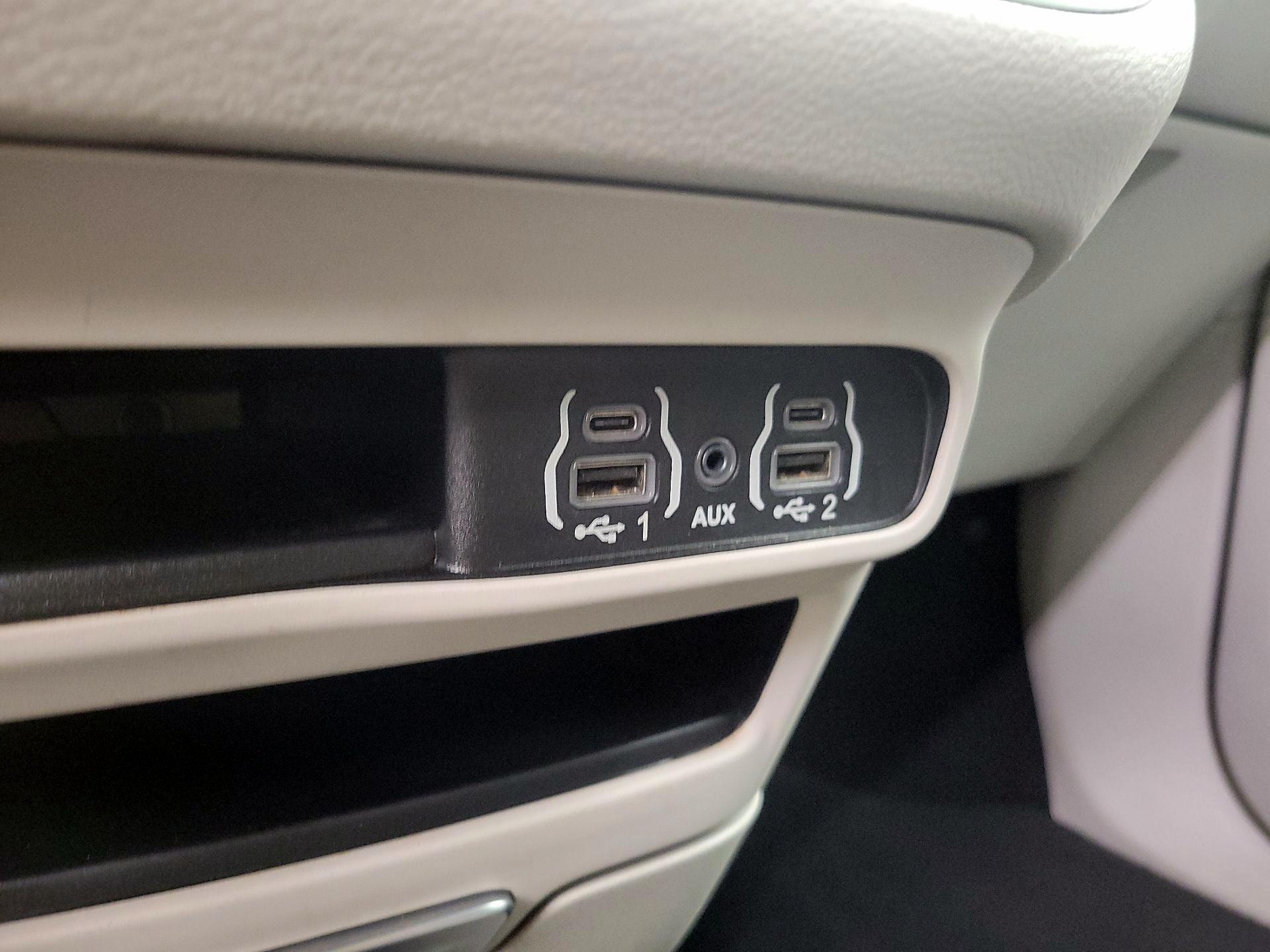 Thumbnail: 2023 Chrysler Pacifica - 18