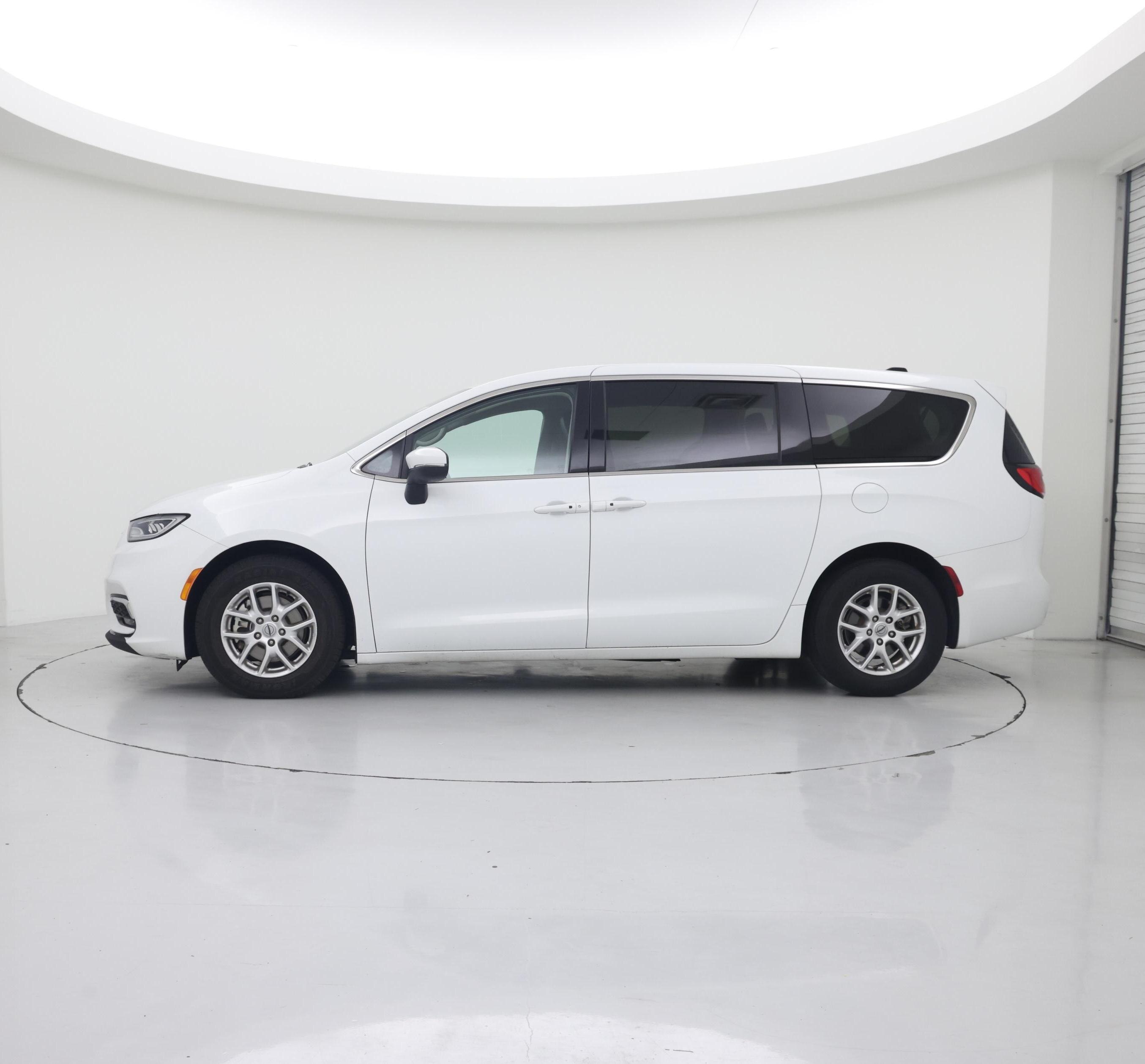 Thumbnail: 2023 Chrysler Pacifica - 3
