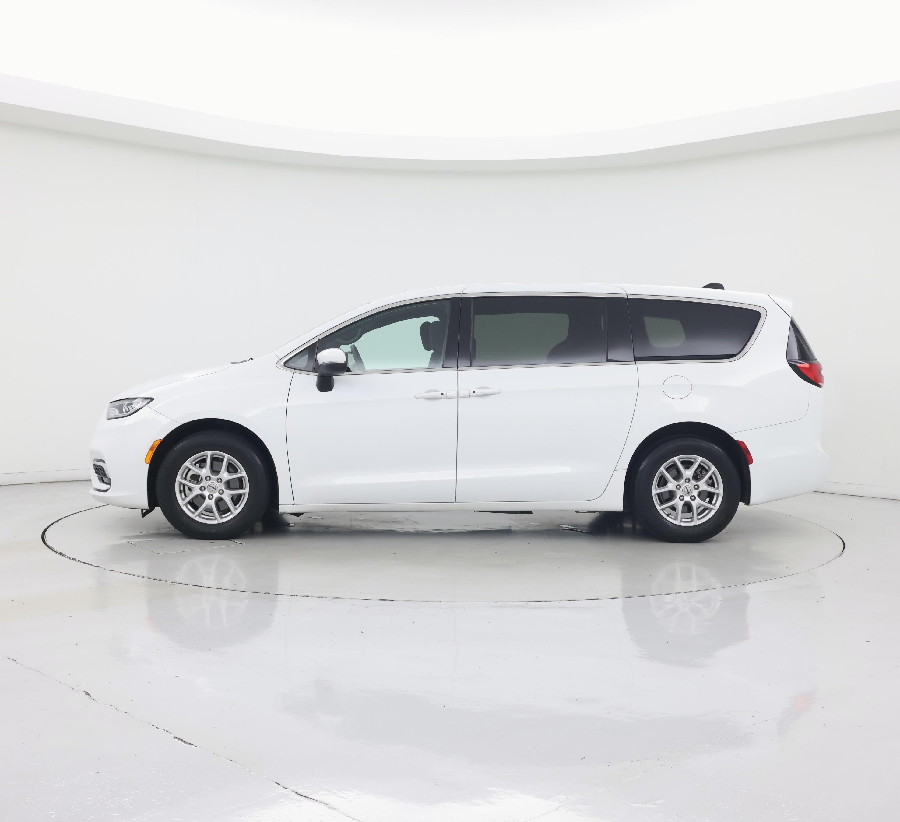Thumbnail: 2023 Chrysler Pacifica - 3