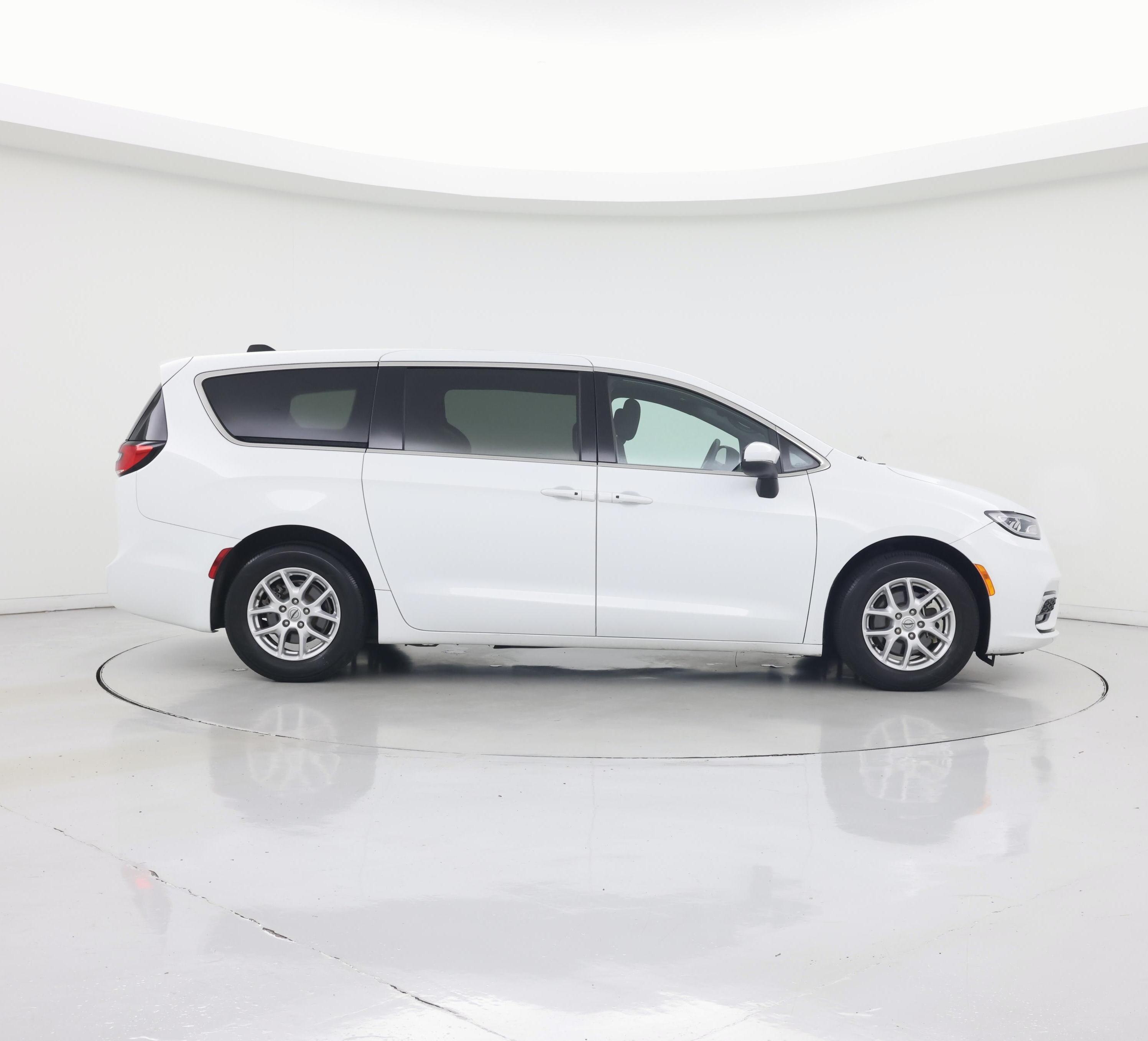 Thumbnail: 2023 Chrysler Pacifica - 7