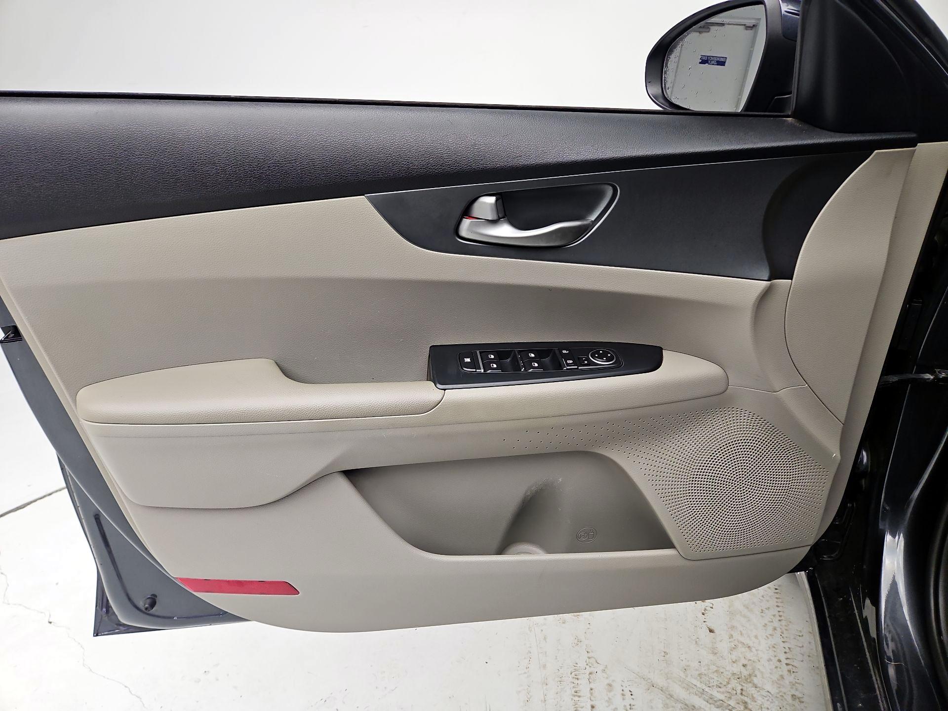 Thumbnail: 2020 Kia Forte - 12