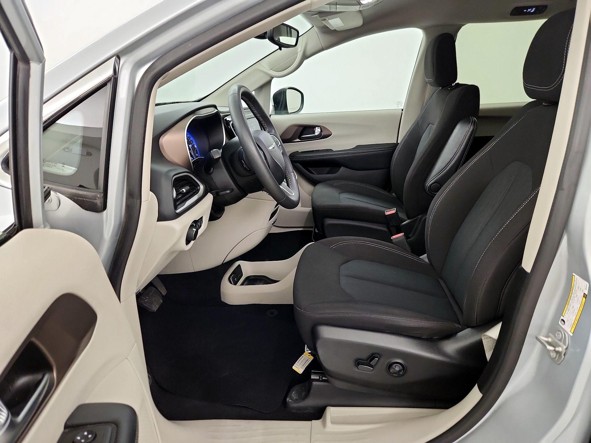 Thumbnail: 2023 Chrysler Voyager - 11
