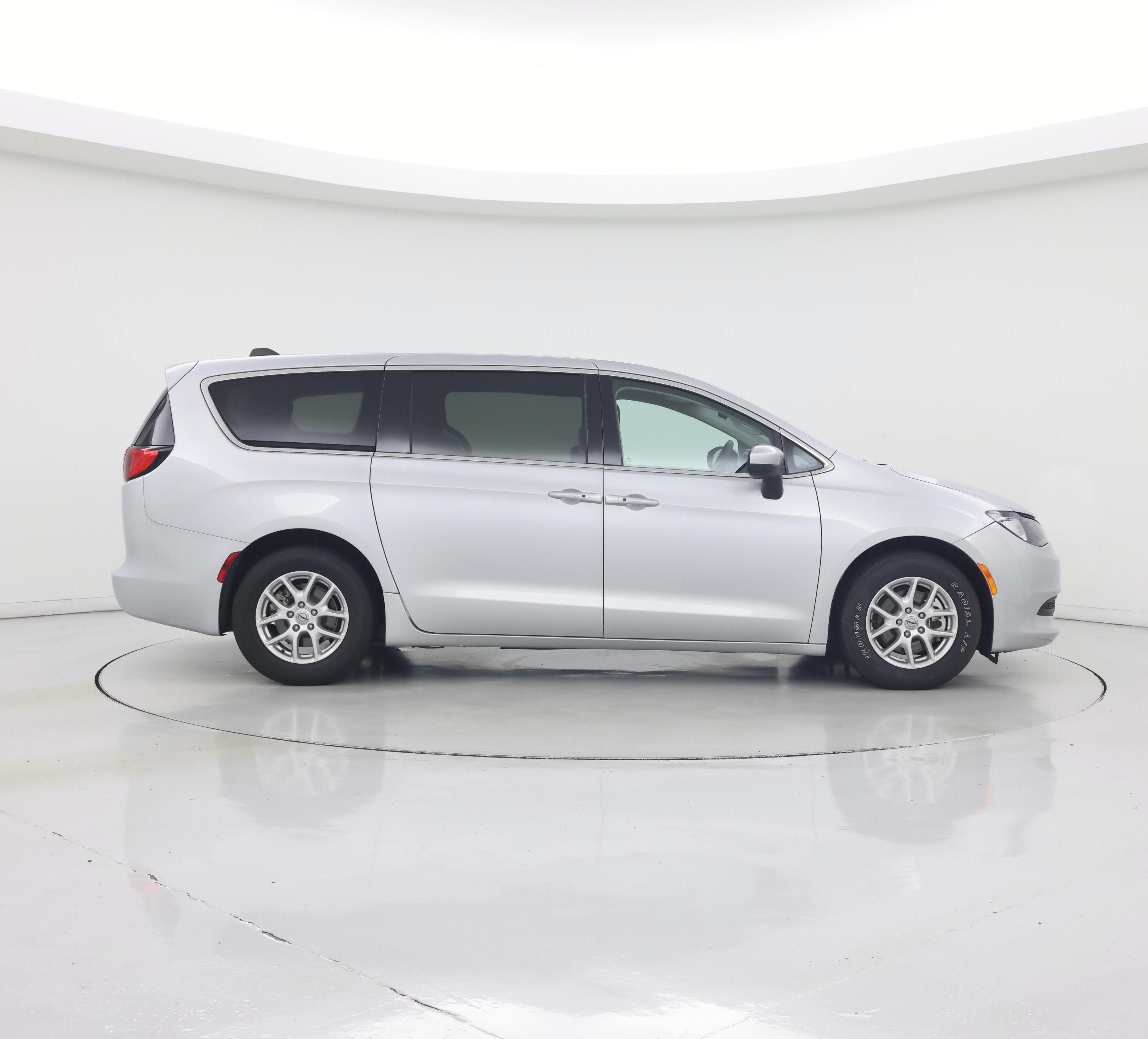 Thumbnail: 2023 Chrysler Voyager - 7