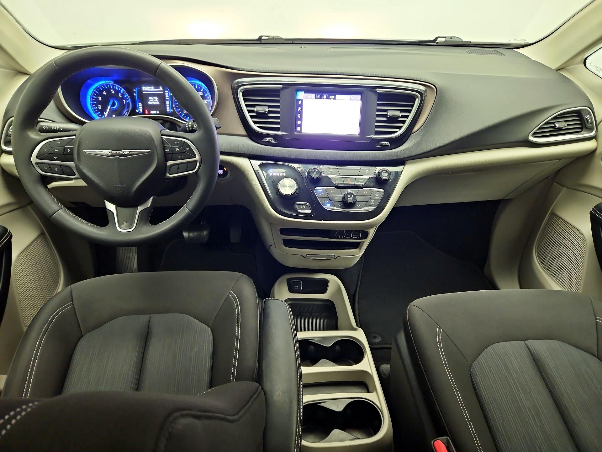 Thumbnail: 2022 Chrysler Voyager - 9