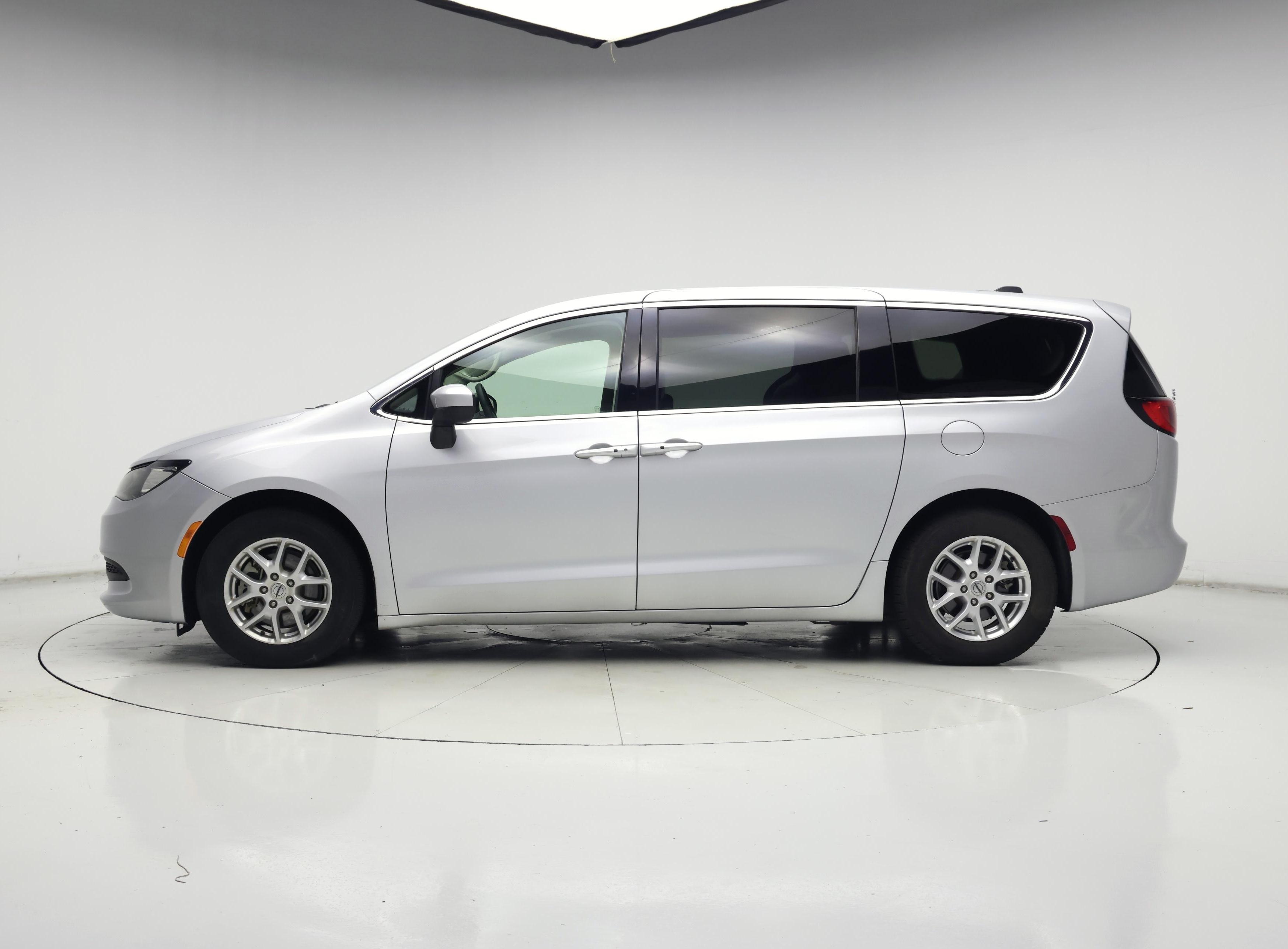 Thumbnail: 2022 Chrysler Voyager - 3