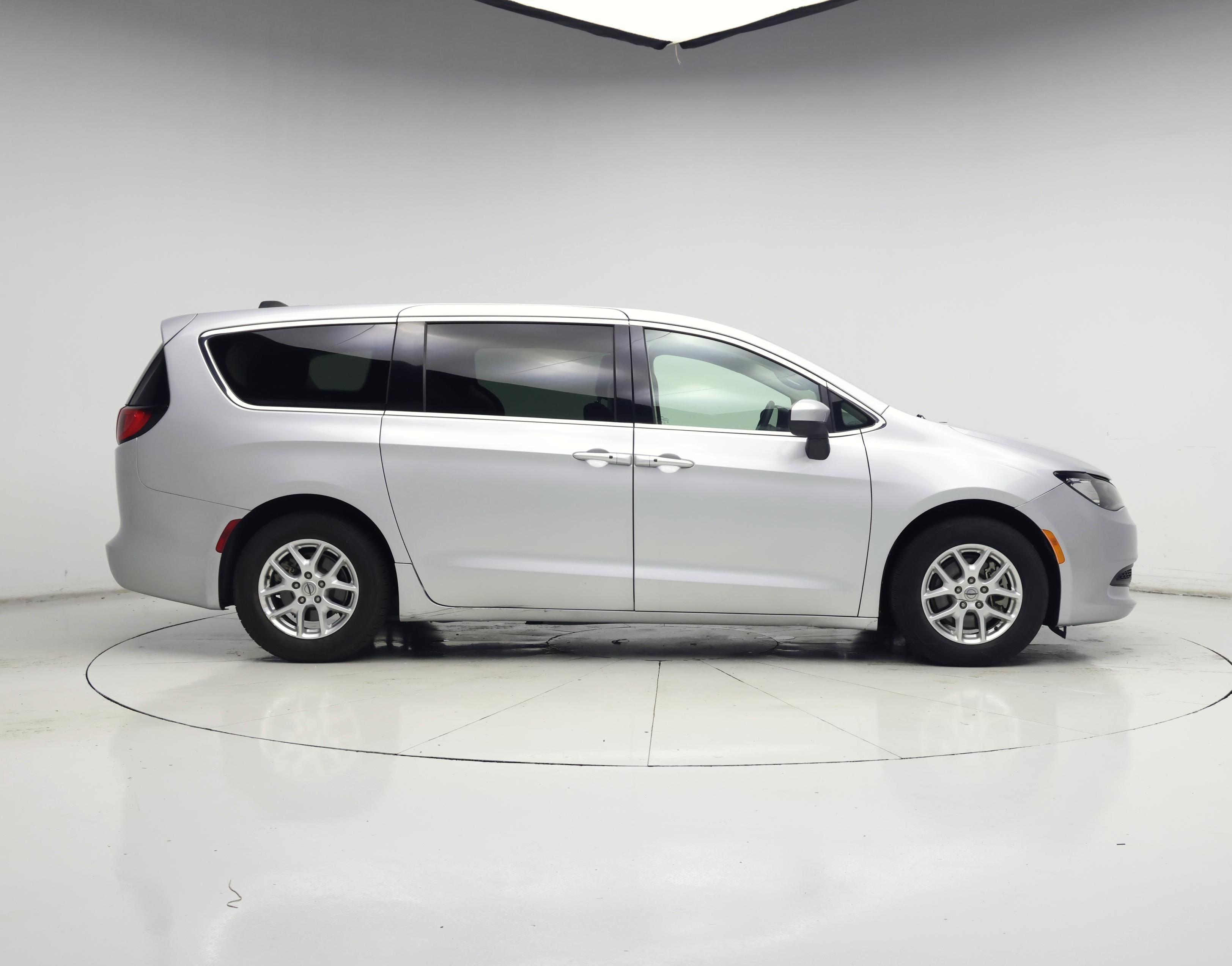 Thumbnail: 2022 Chrysler Voyager - 7