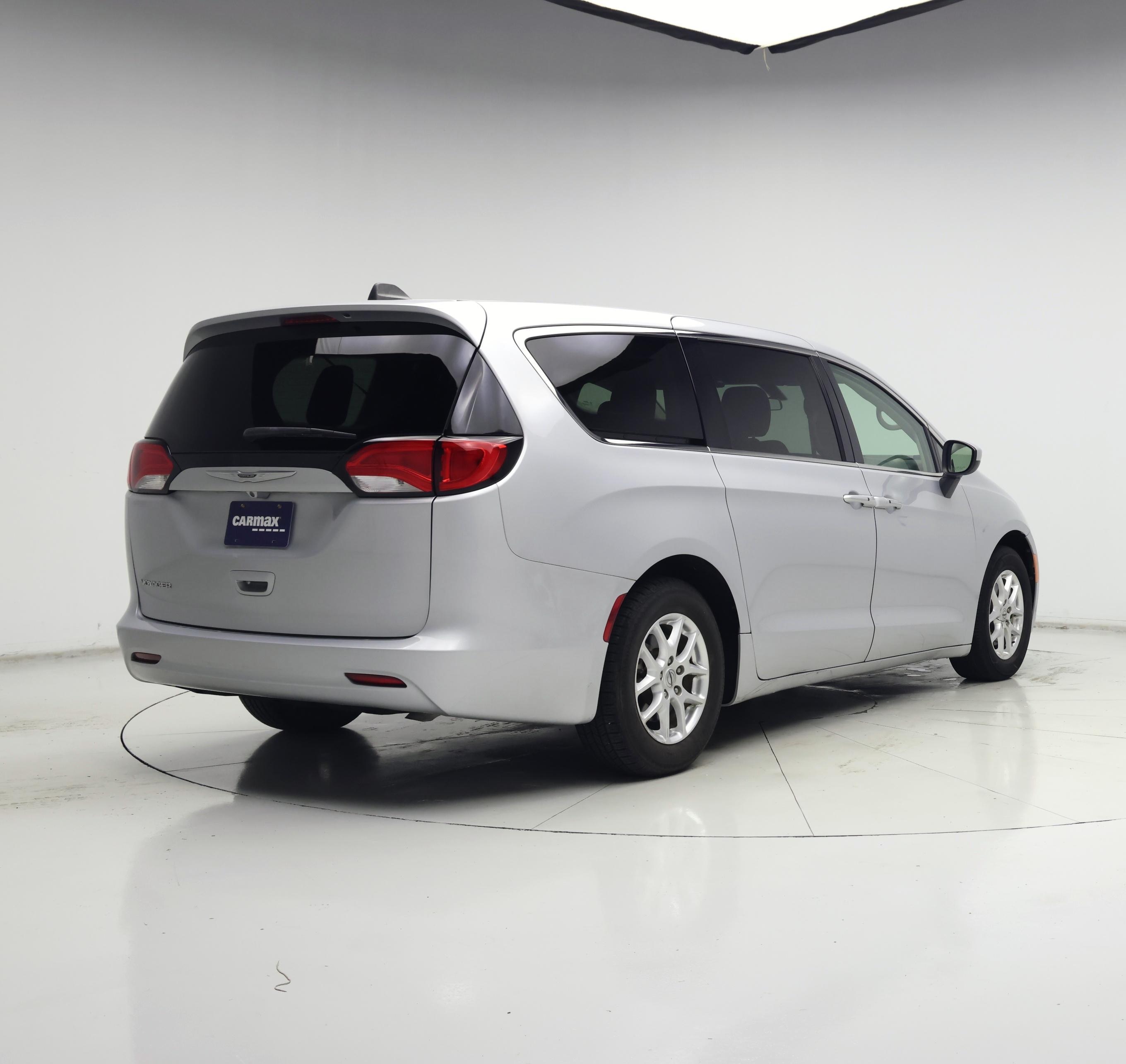 Thumbnail: 2022 Chrysler Voyager - 8