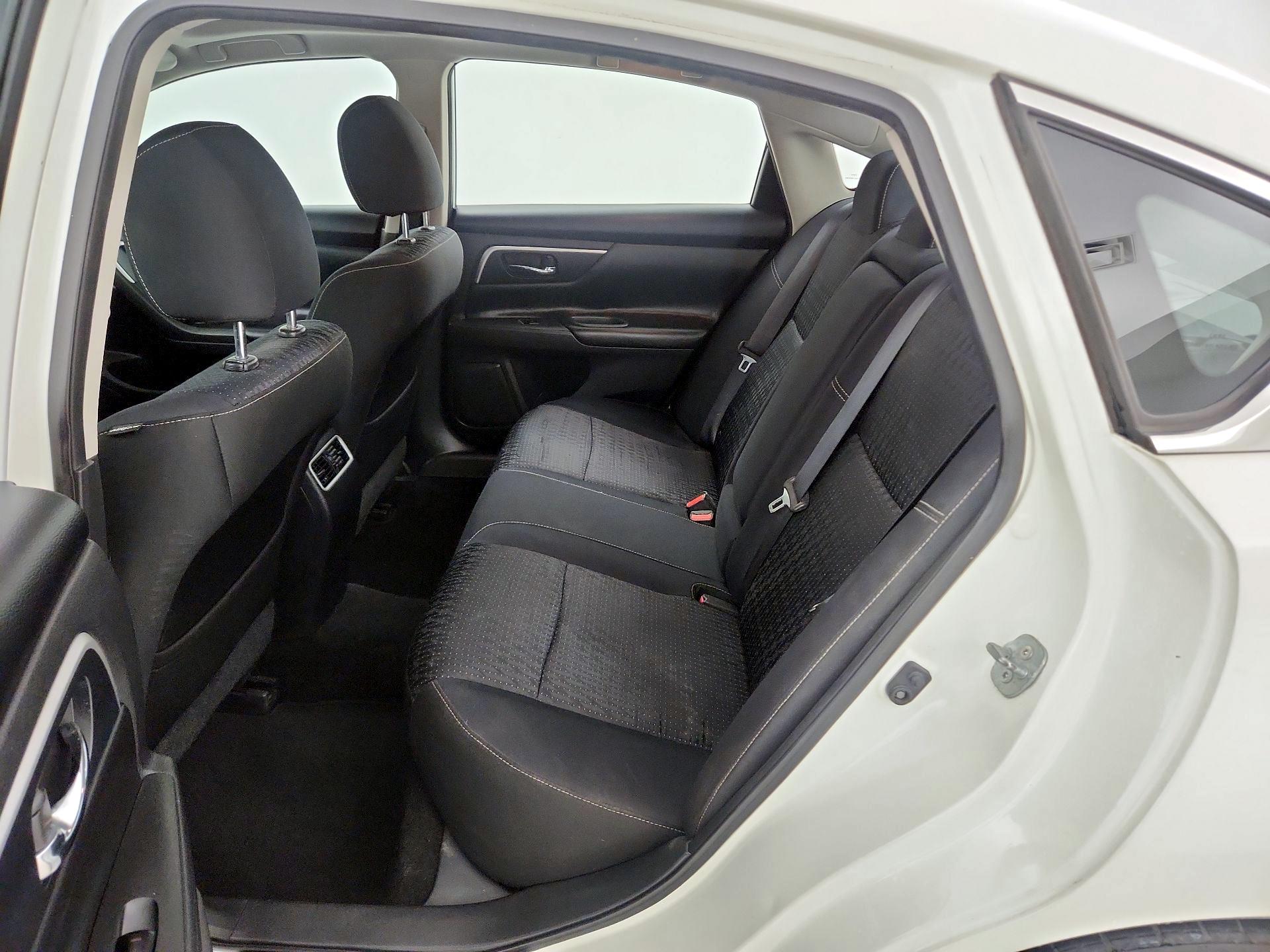 Thumbnail: 2016 Nissan Altima - 17