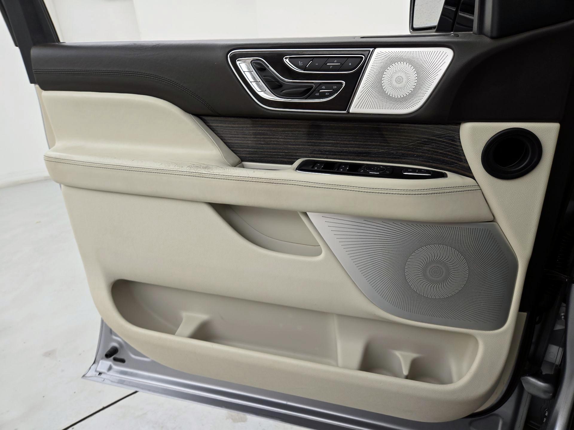 Thumbnail: 2021 Lincoln Navigator - 12