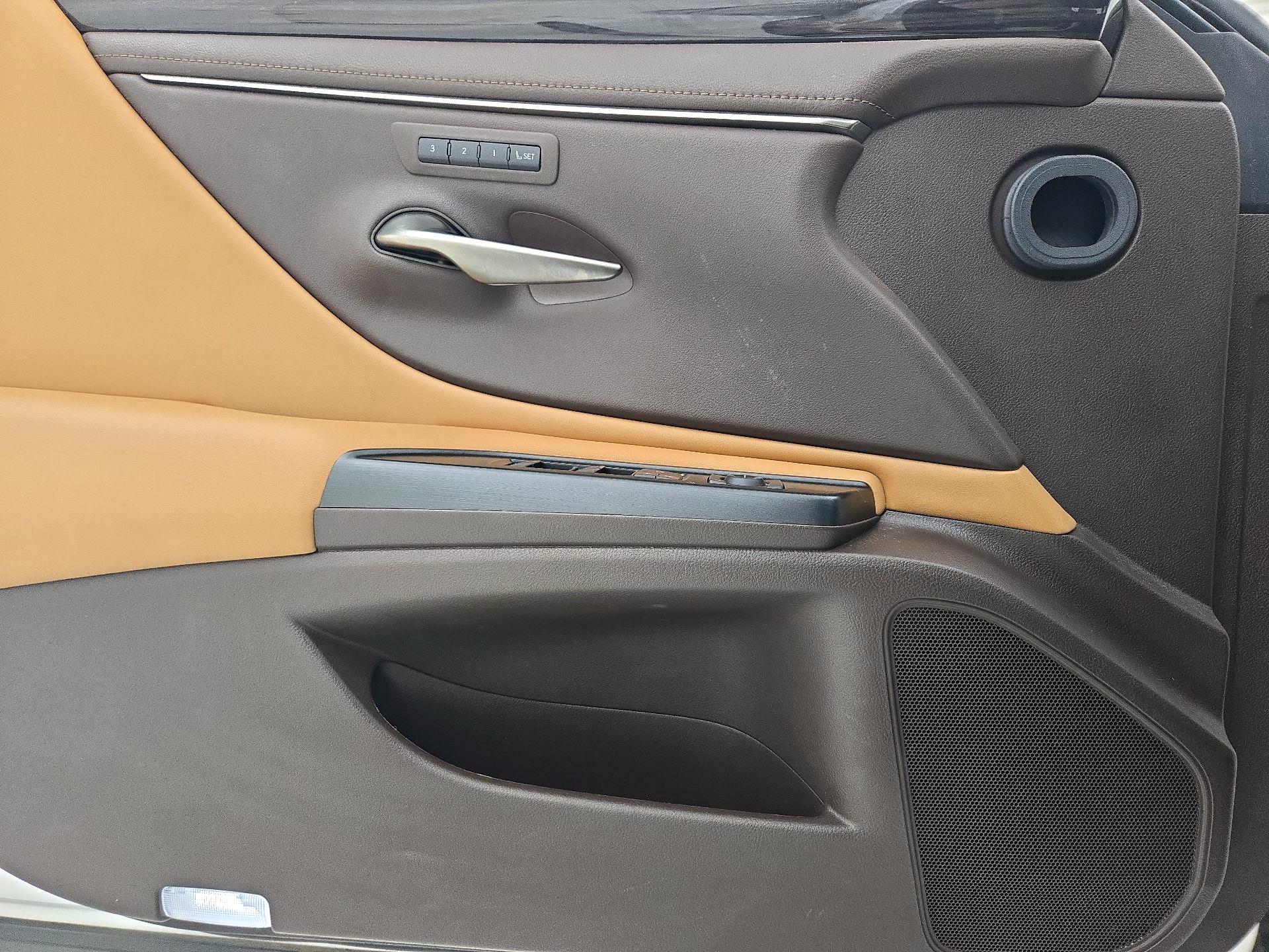 Thumbnail: 2019 Lexus ES - 12