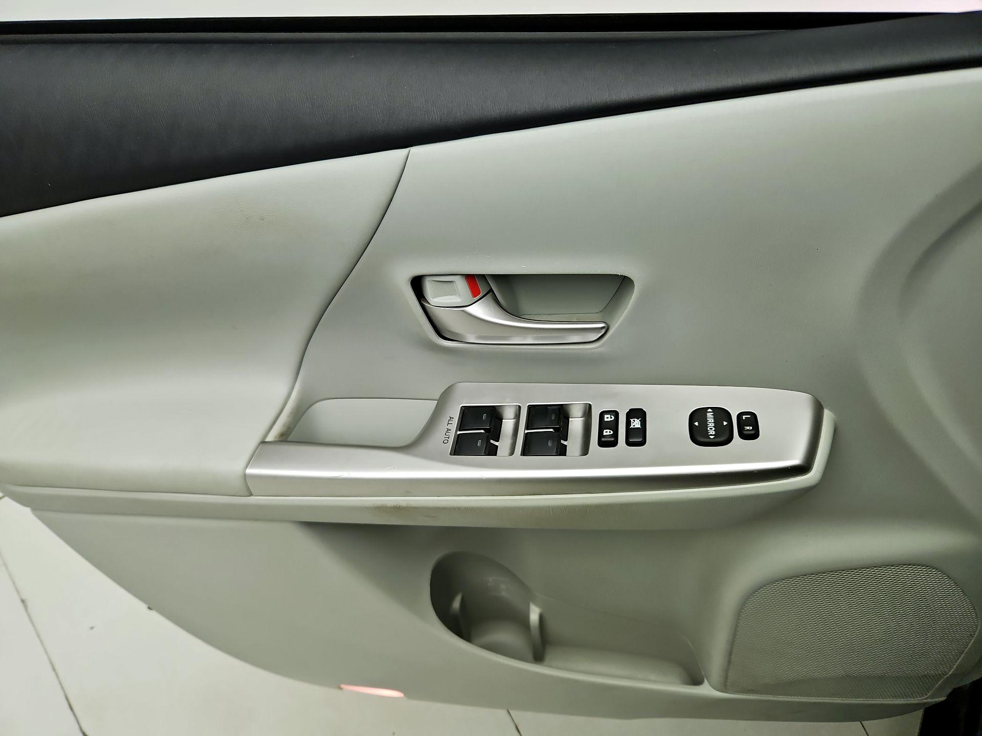 Thumbnail: 2014 Toyota Prius v - 12