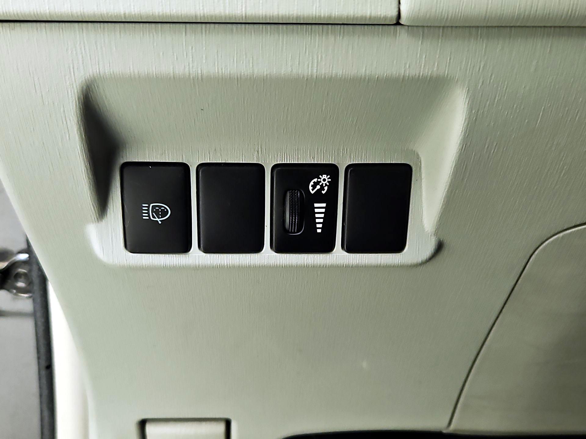 Thumbnail: 2014 Toyota Prius v - 13