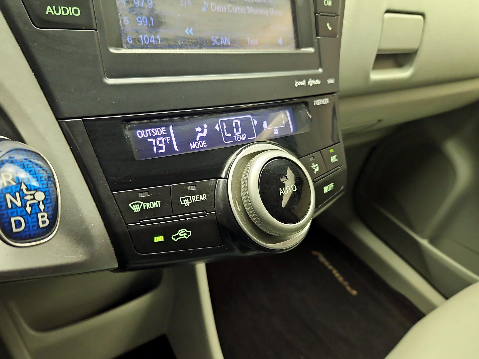 Thumbnail: 2014 Toyota Prius v - 16