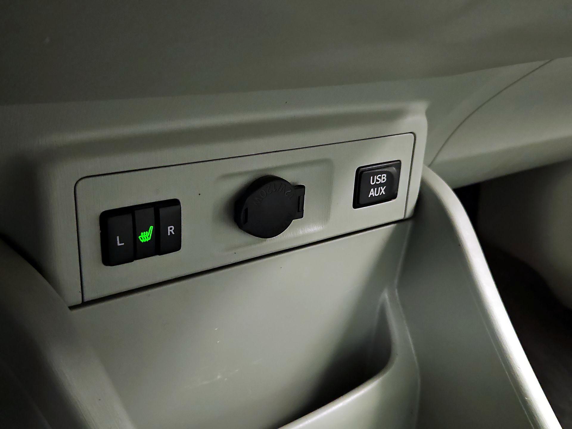 Thumbnail: 2014 Toyota Prius v - 18