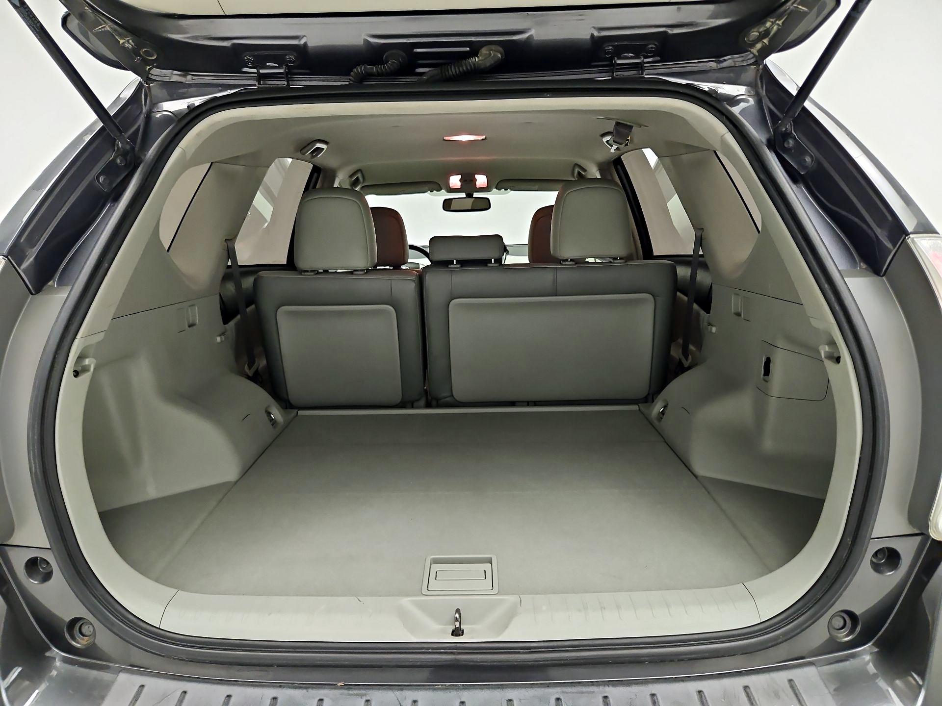 Thumbnail: 2014 Toyota Prius v - 20