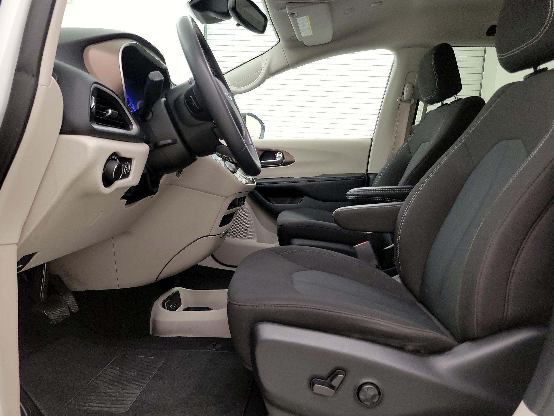 Thumbnail: 2023 Chrysler Voyager - 11