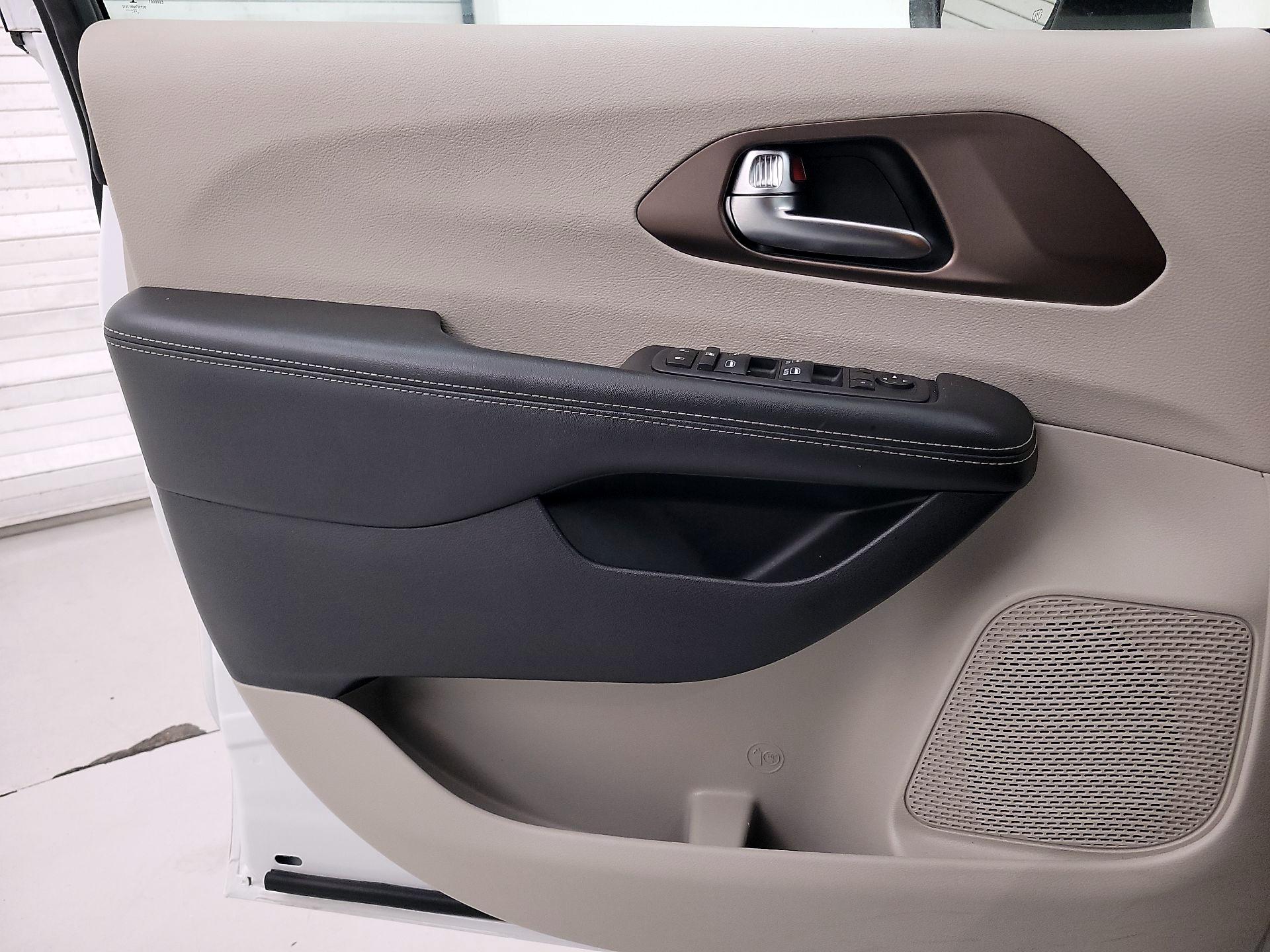 Thumbnail: 2023 Chrysler Voyager - 12