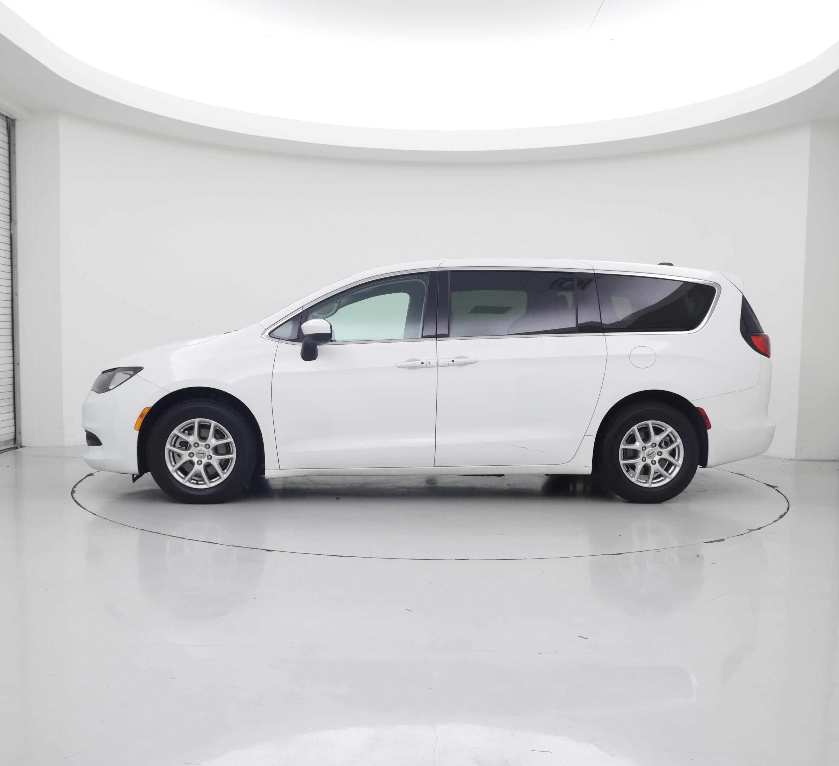 Thumbnail: 2023 Chrysler Voyager - 3