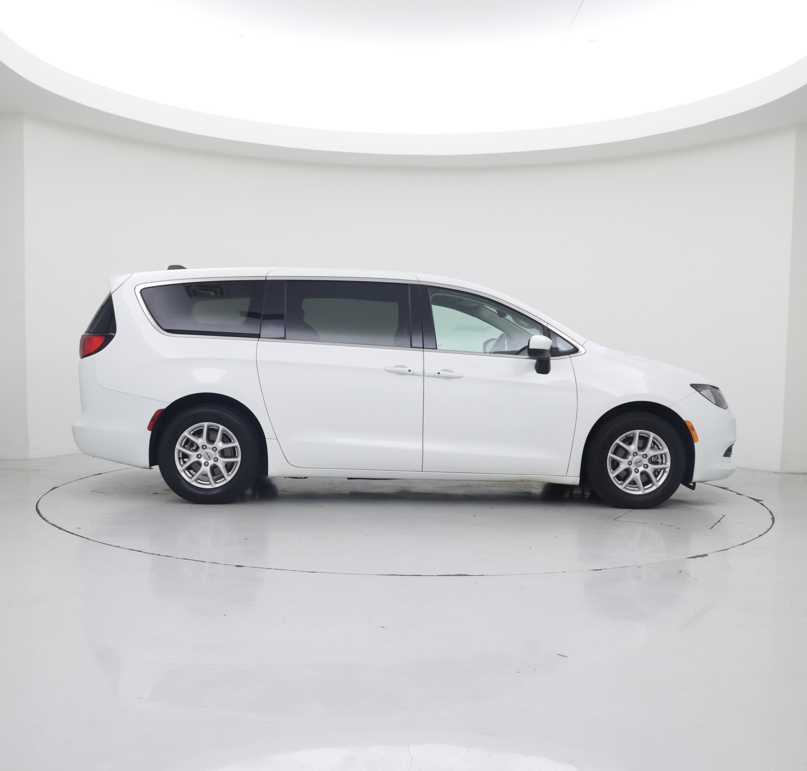 Thumbnail: 2023 Chrysler Voyager - 7