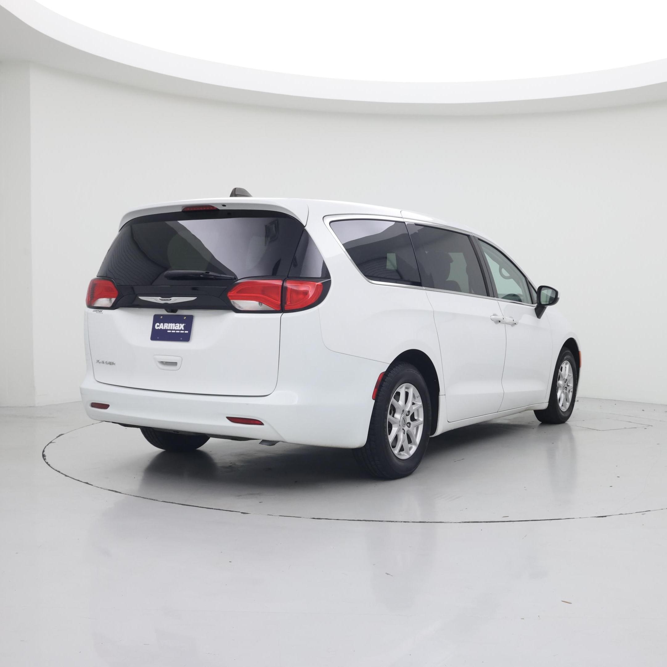 Thumbnail: 2023 Chrysler Voyager - 8
