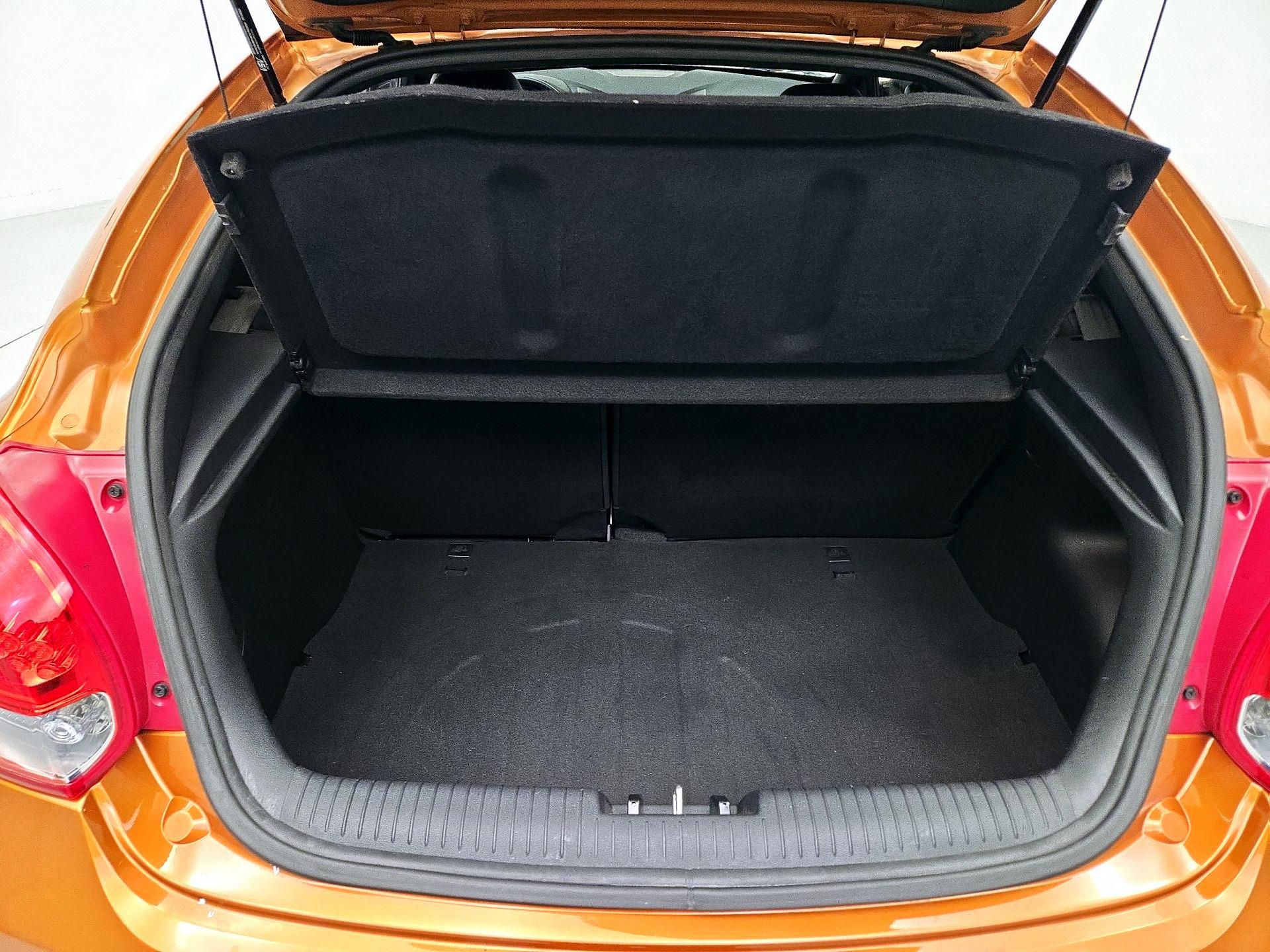 Thumbnail: 2016 Hyundai Veloster - 20