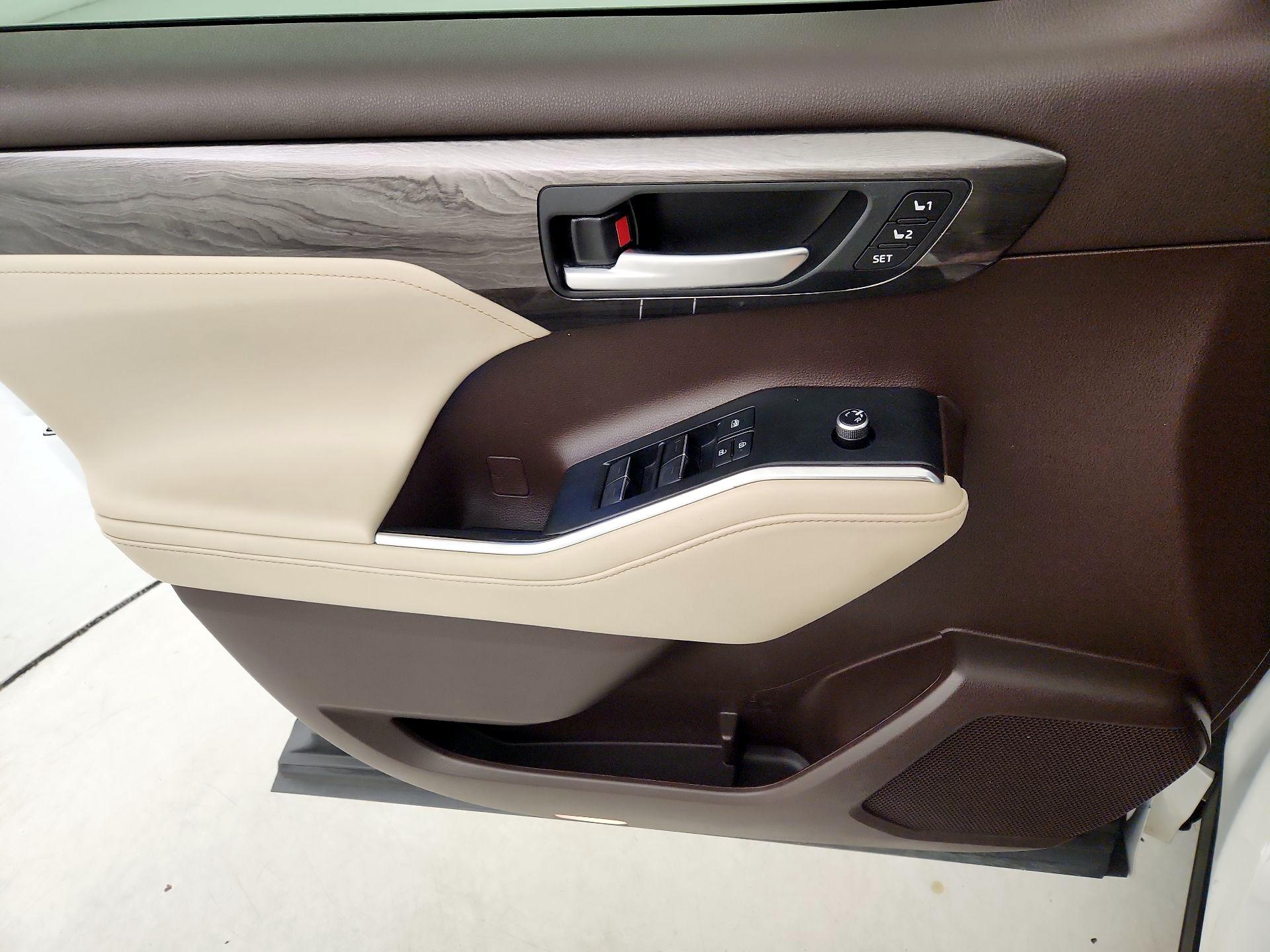 Thumbnail: 2020 Toyota Highlander - 12
