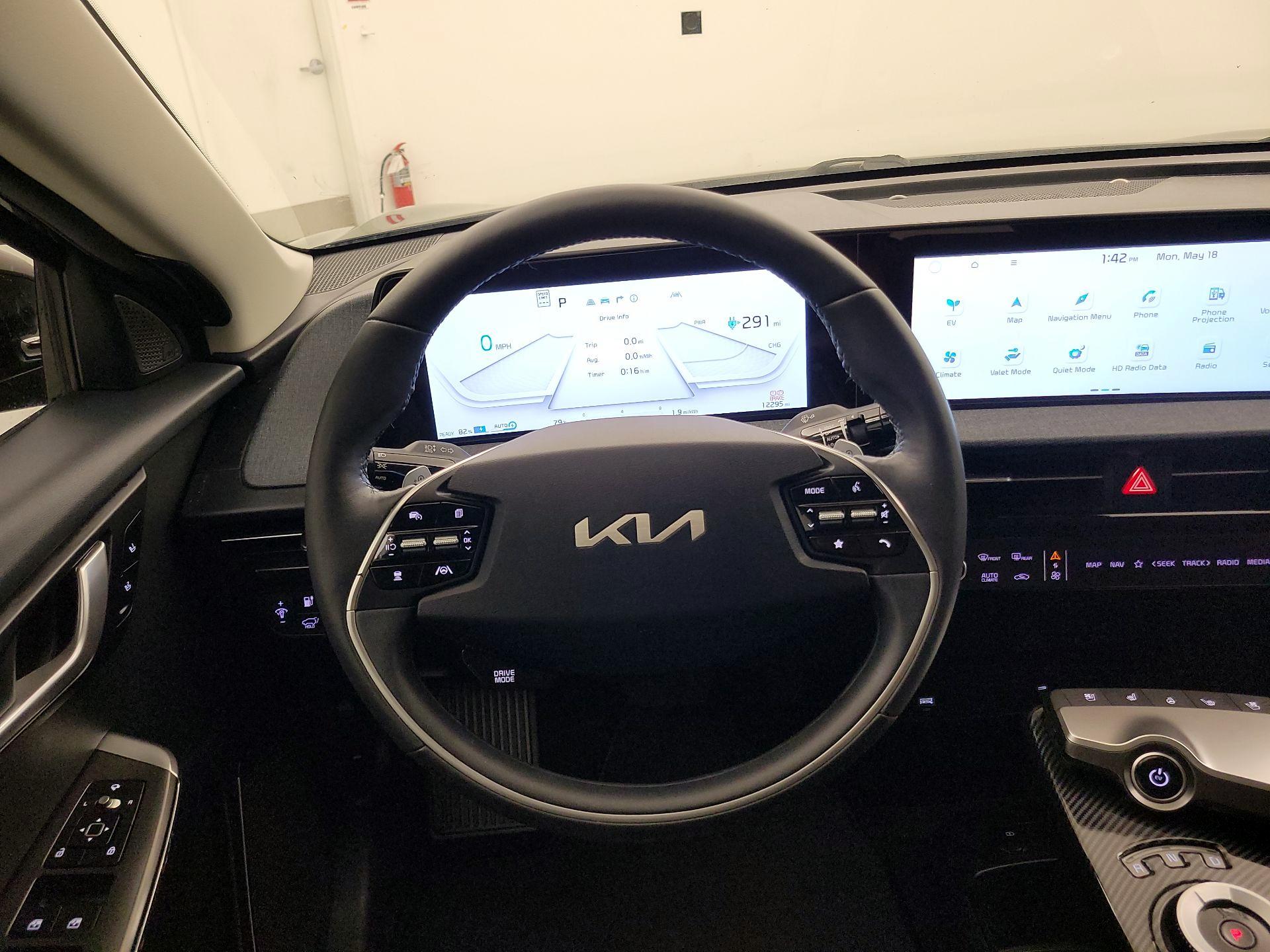 Thumbnail: 2022 Kia EV6 - 10