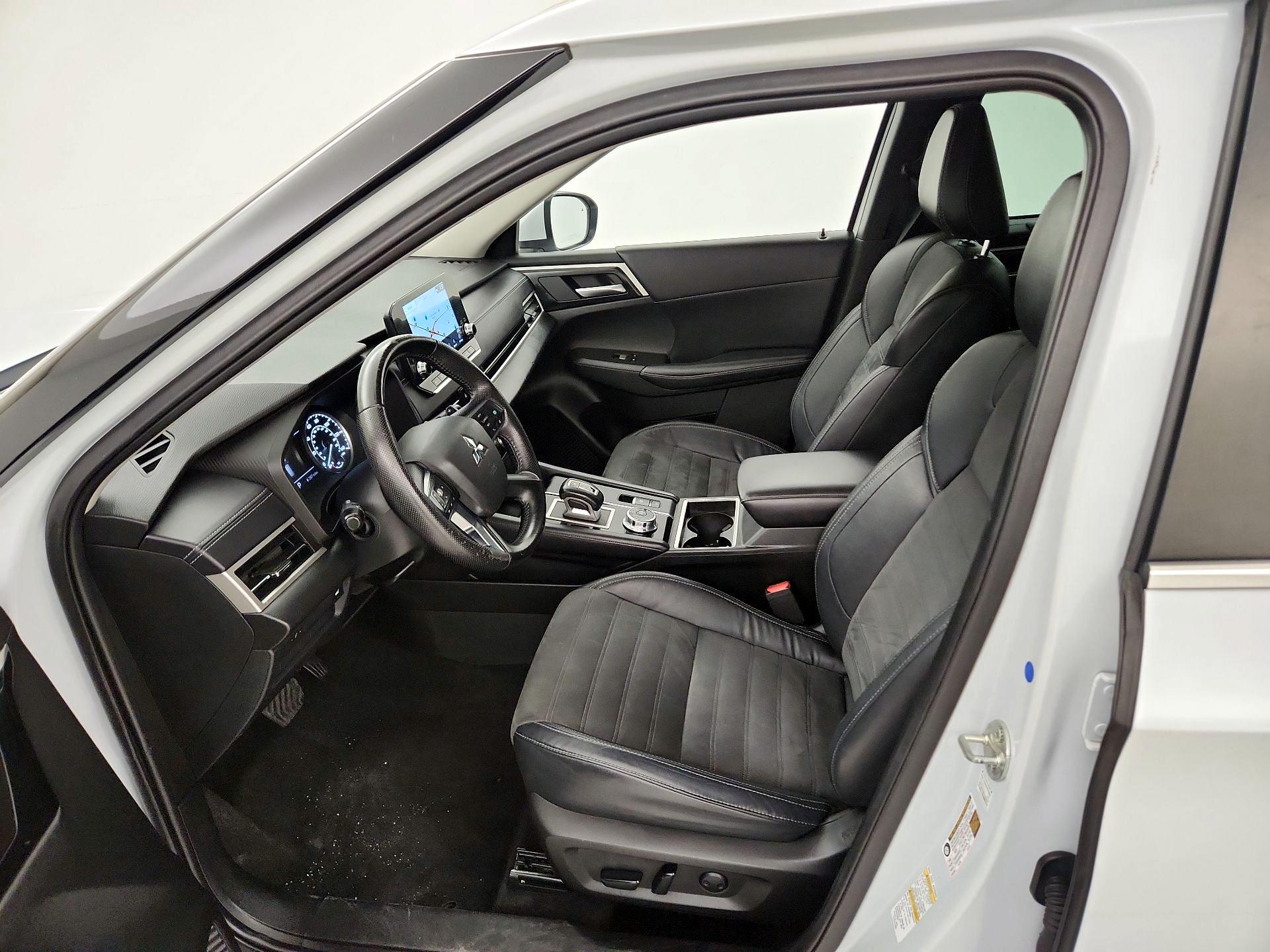 Thumbnail: 2023 Mitsubishi Outlander - 9