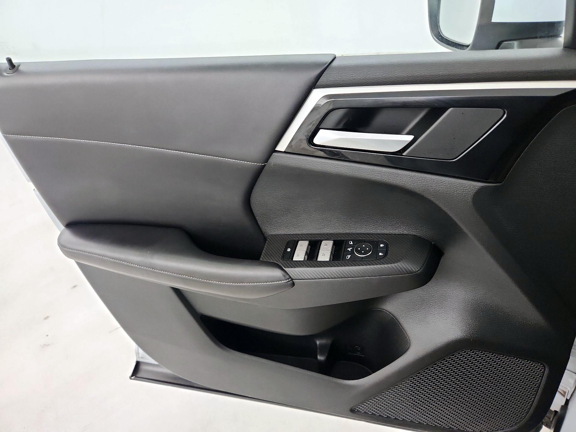 Thumbnail: 2023 Mitsubishi Outlander - 10