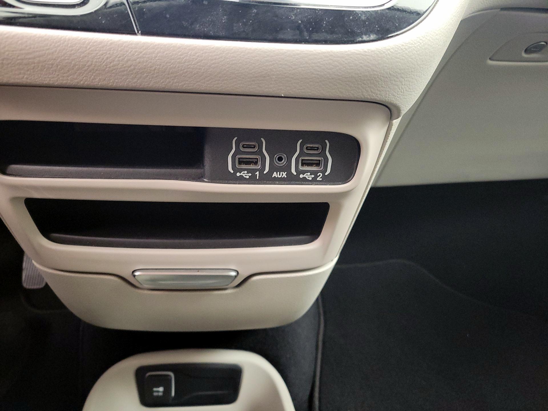 Thumbnail: 2024 Chrysler Pacifica - 18