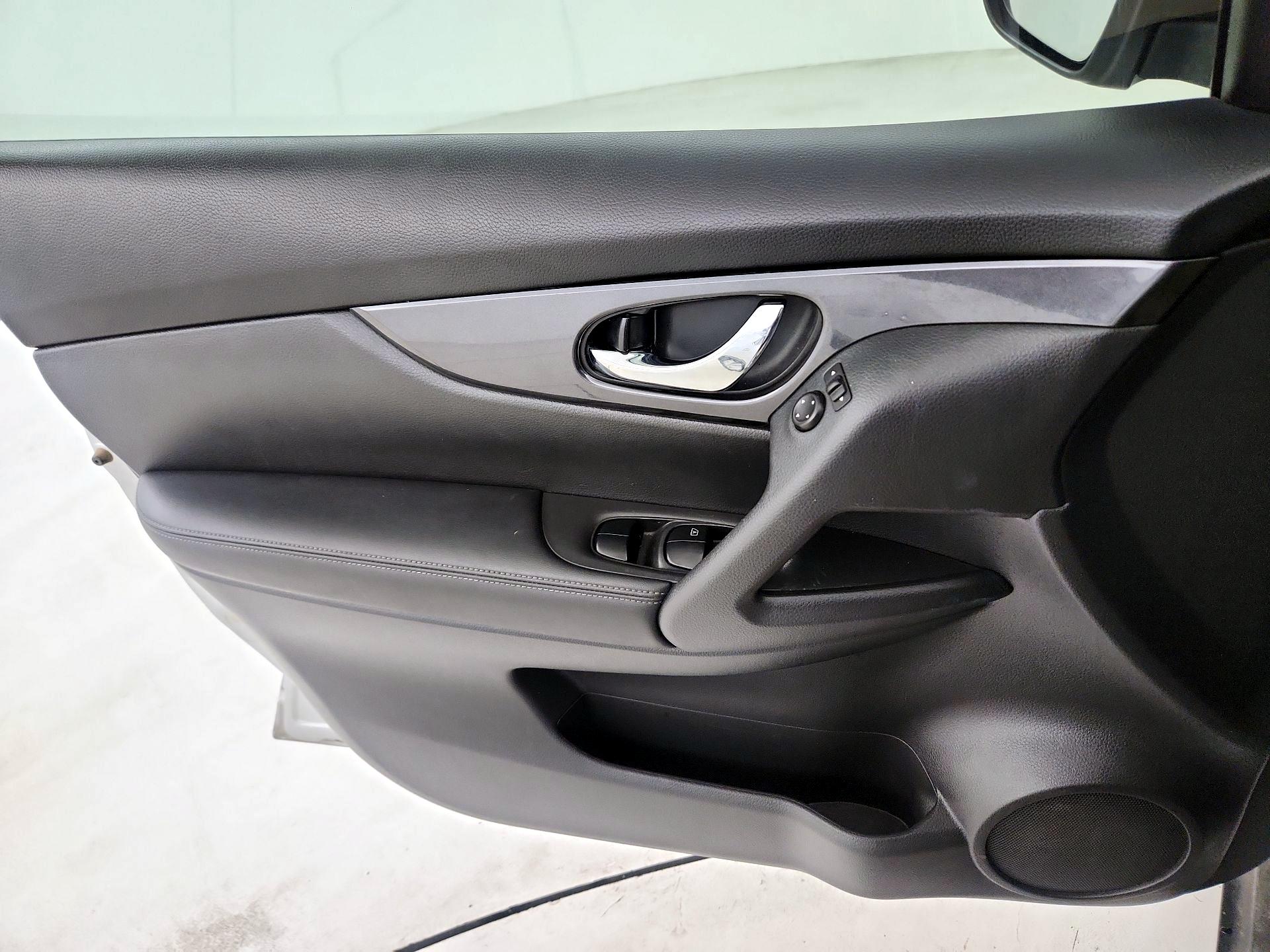 Thumbnail: 2019 Nissan Rogue - 10