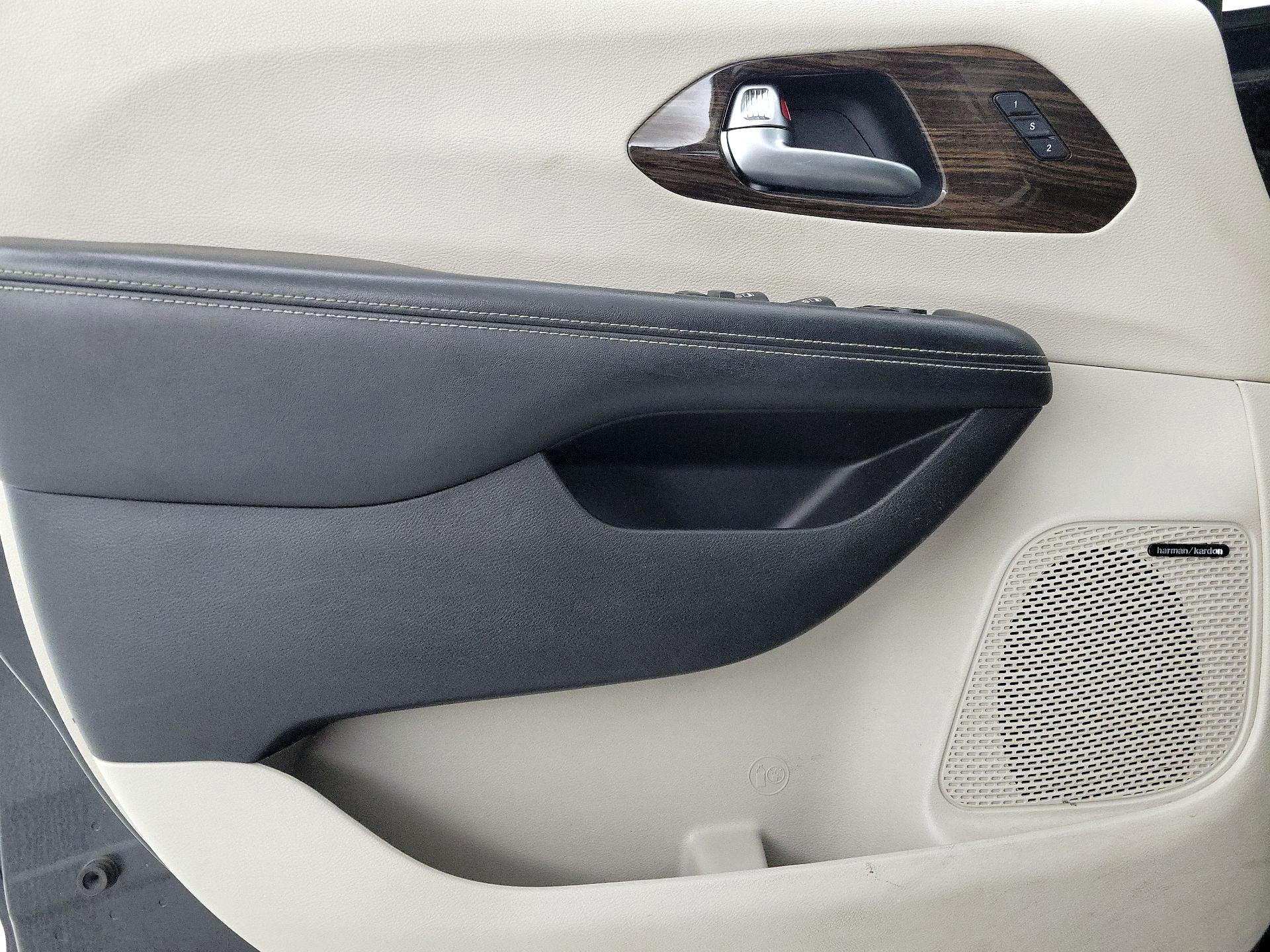 Thumbnail: 2022 Chrysler Pacifica - 12