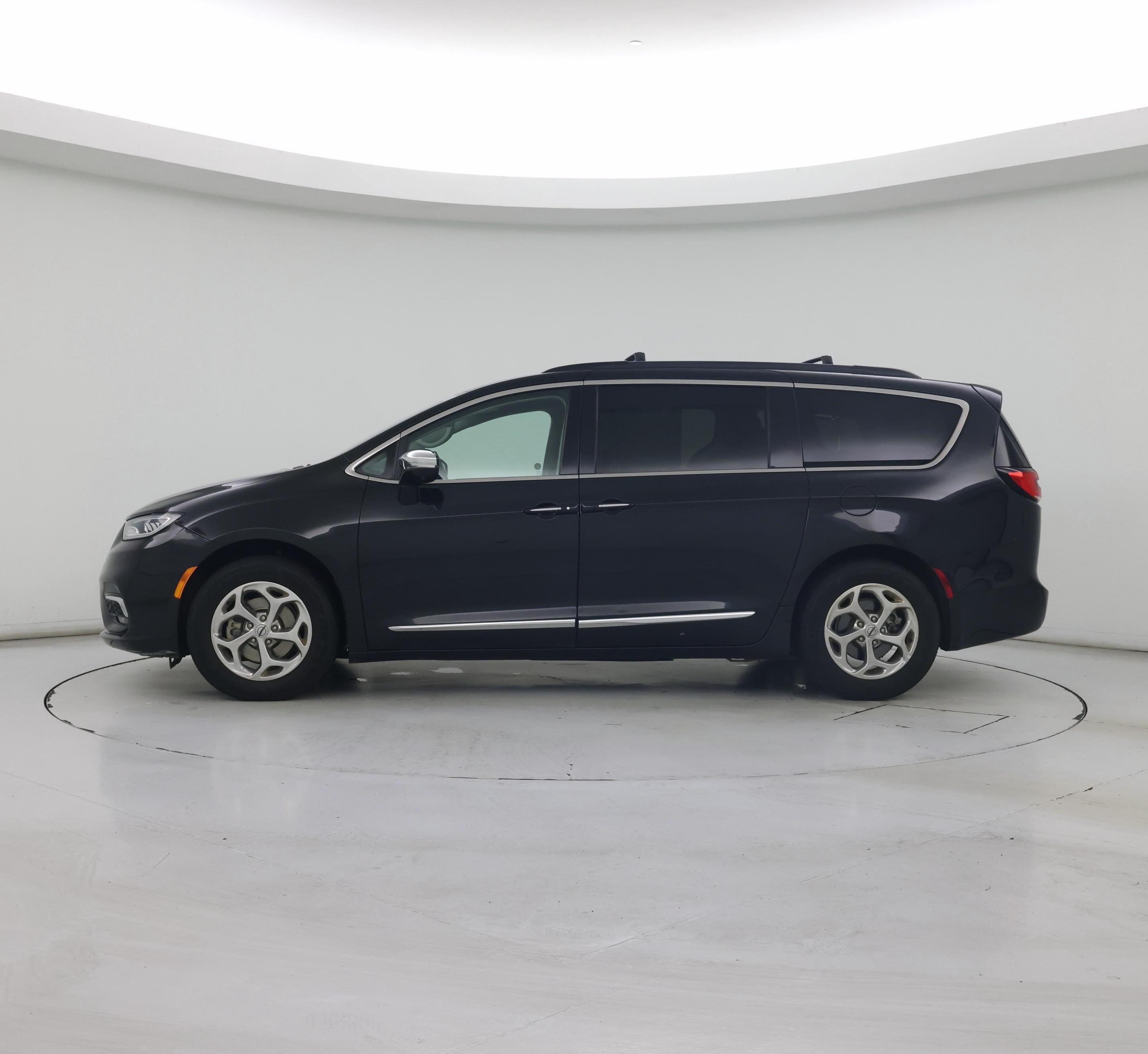 Thumbnail: 2022 Chrysler Pacifica - 3
