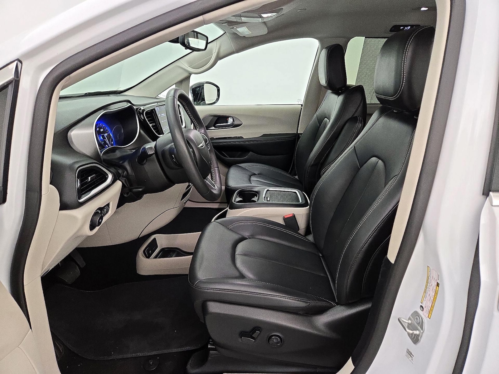 2024 Chrysler Pacifica Touring L - Photo 12