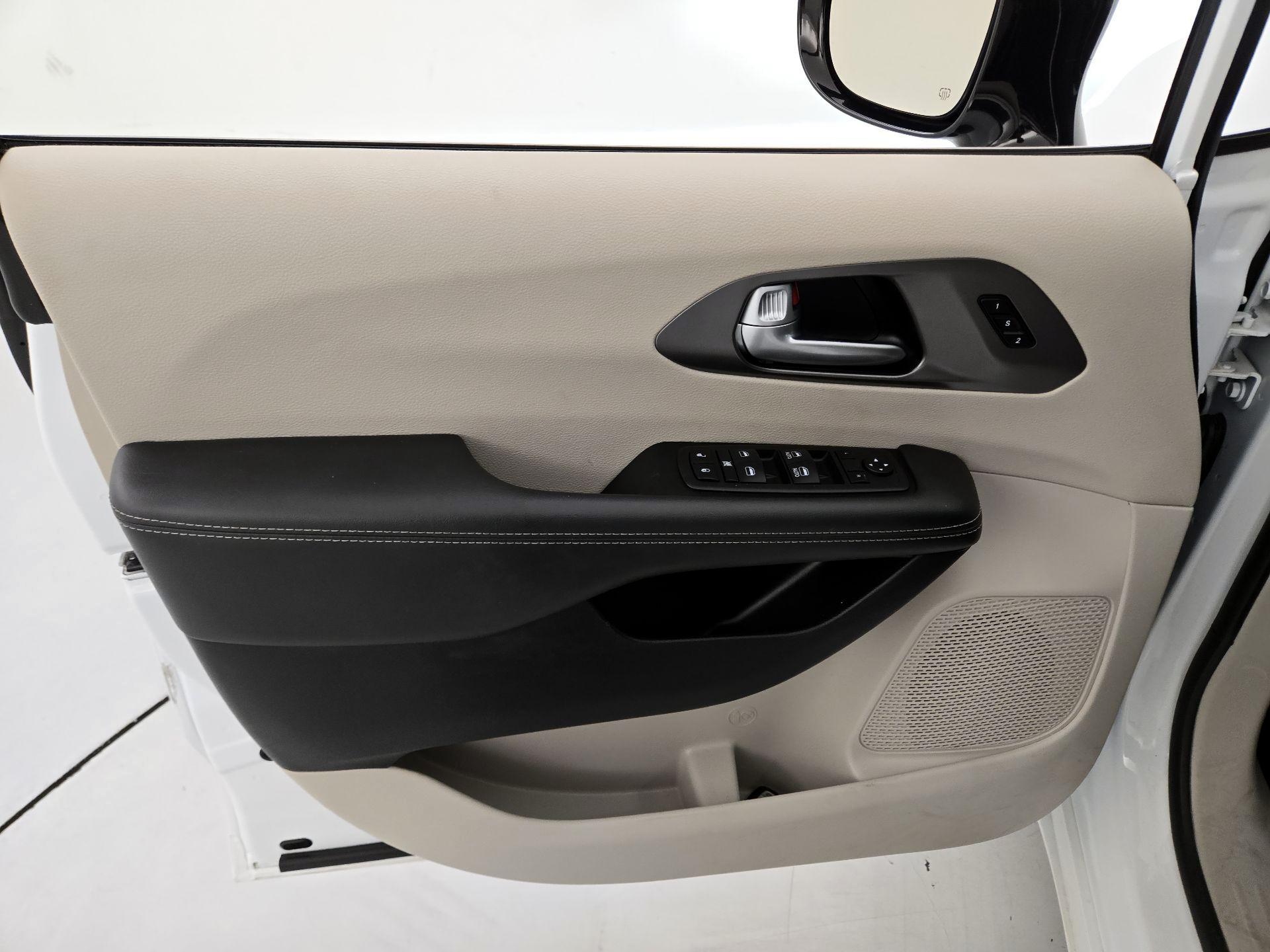 Thumbnail: 2024 Chrysler Pacifica - 12